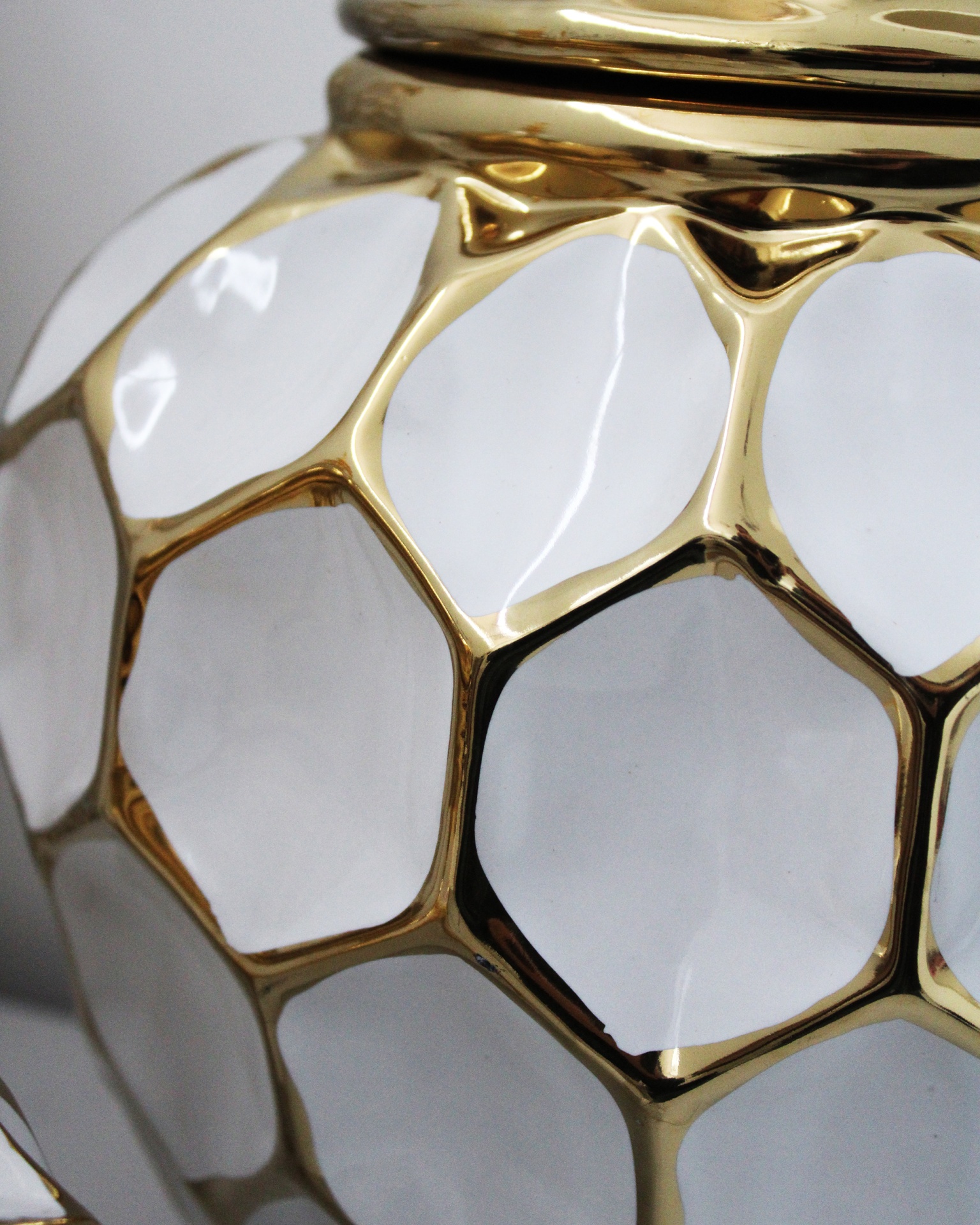 Potes branco e dourado com tampa