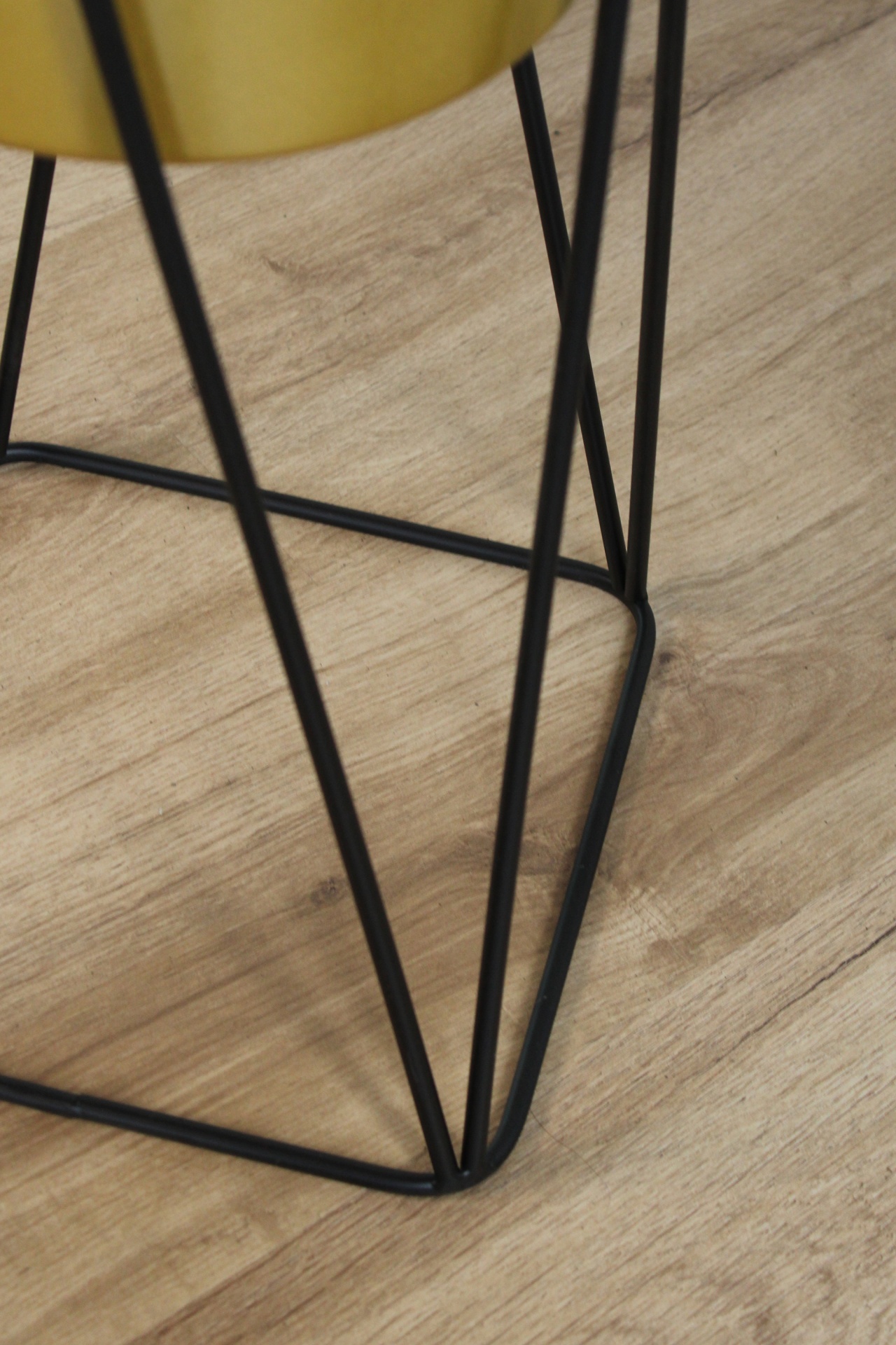 Floreira Preta e Dourada