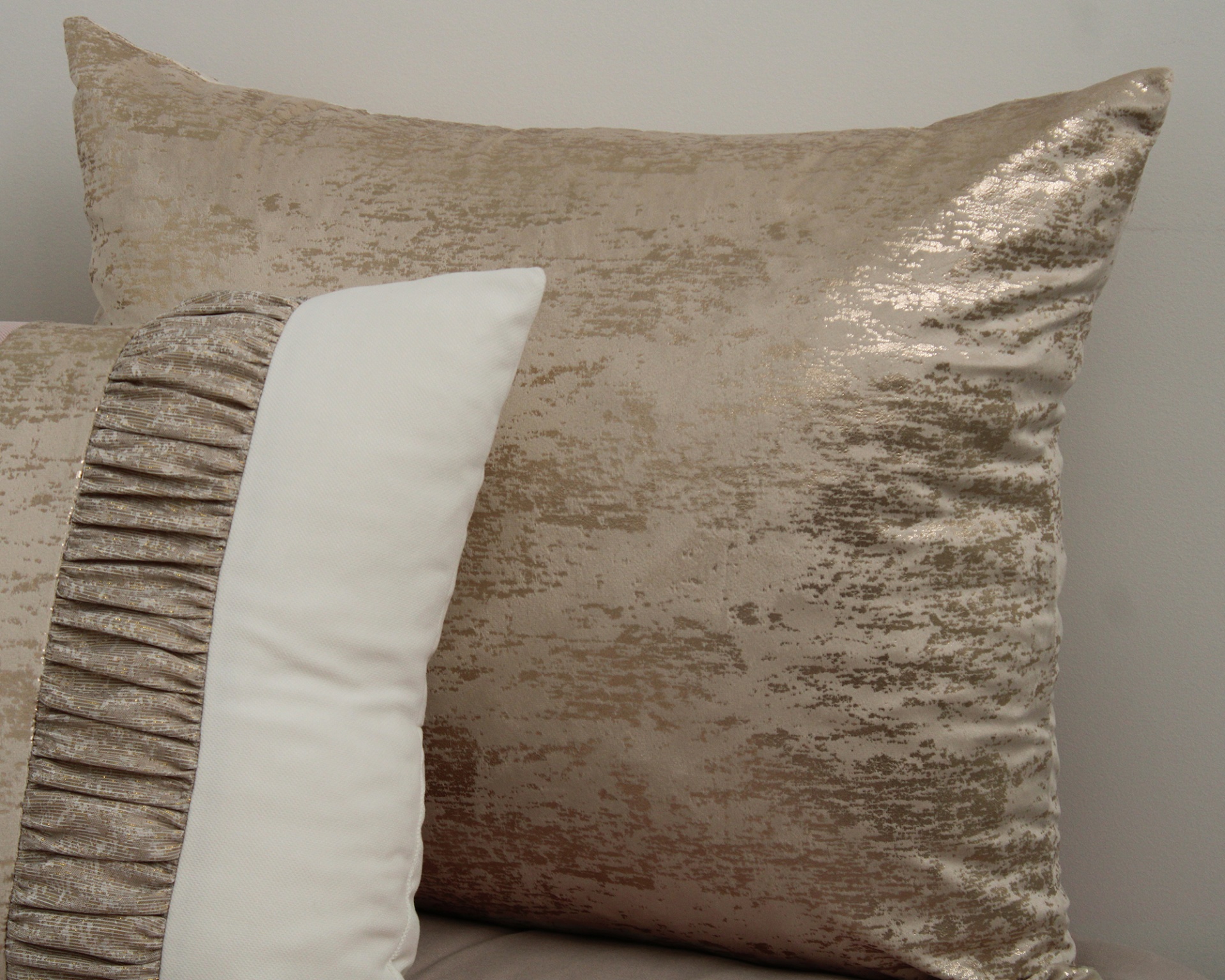 Almofadas decorativas bege e branca com textura e faixa enrugada
