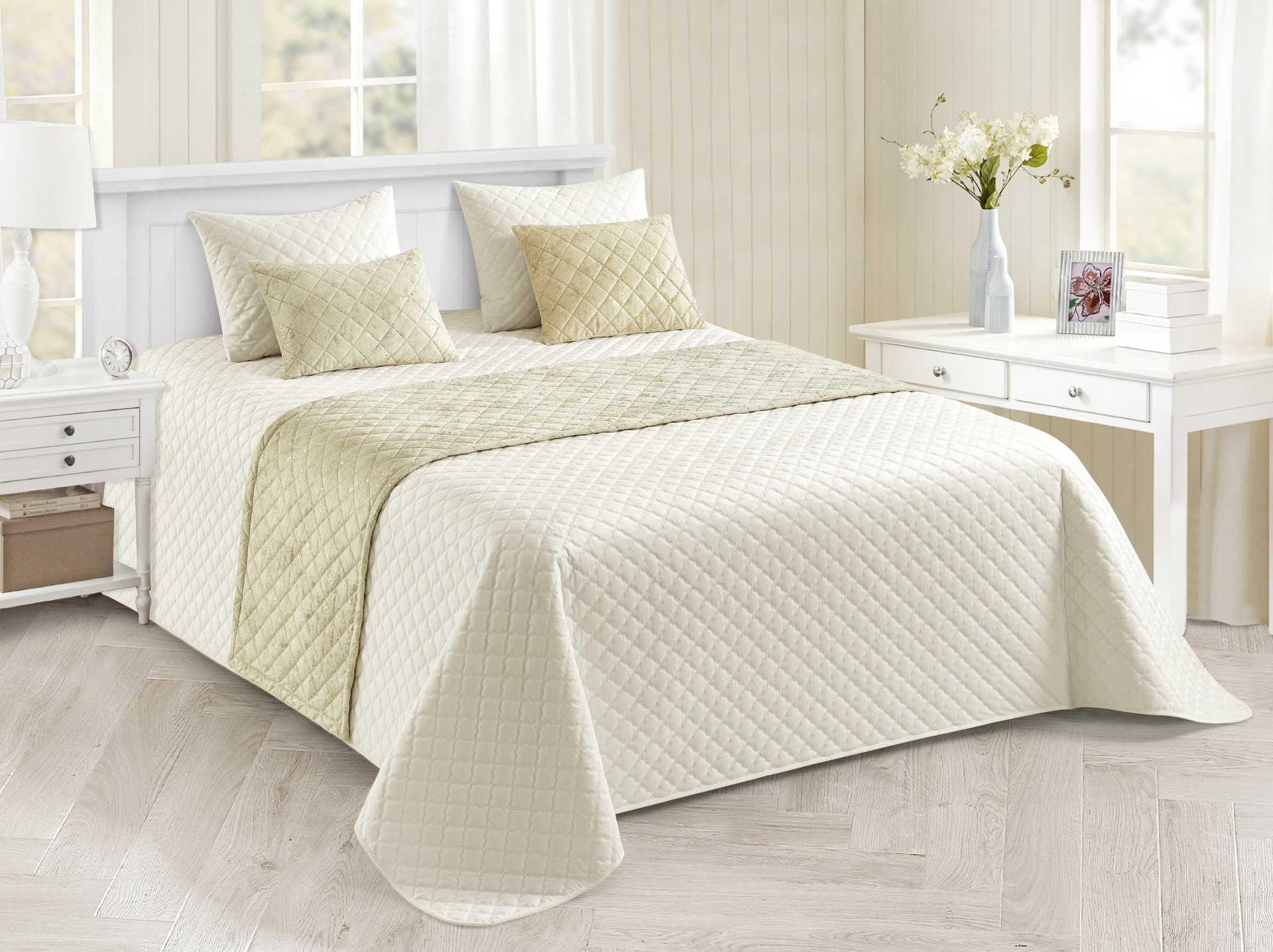 Conjunto de cama matelassado creme e bege claro num quarto minimalista