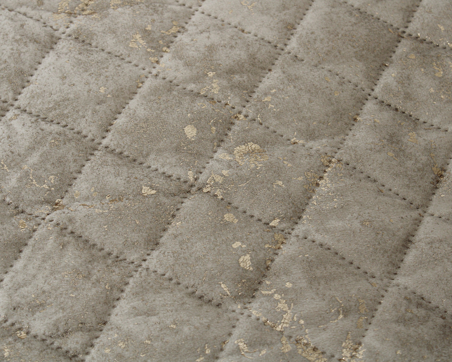 Tecido cinzento com padrão de losangos e manchas amareladas