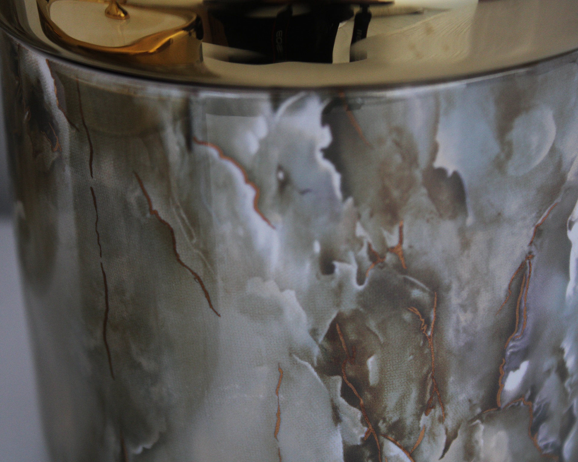 Potes Decorativos com Tampa Dourada e Detalhe em Folha