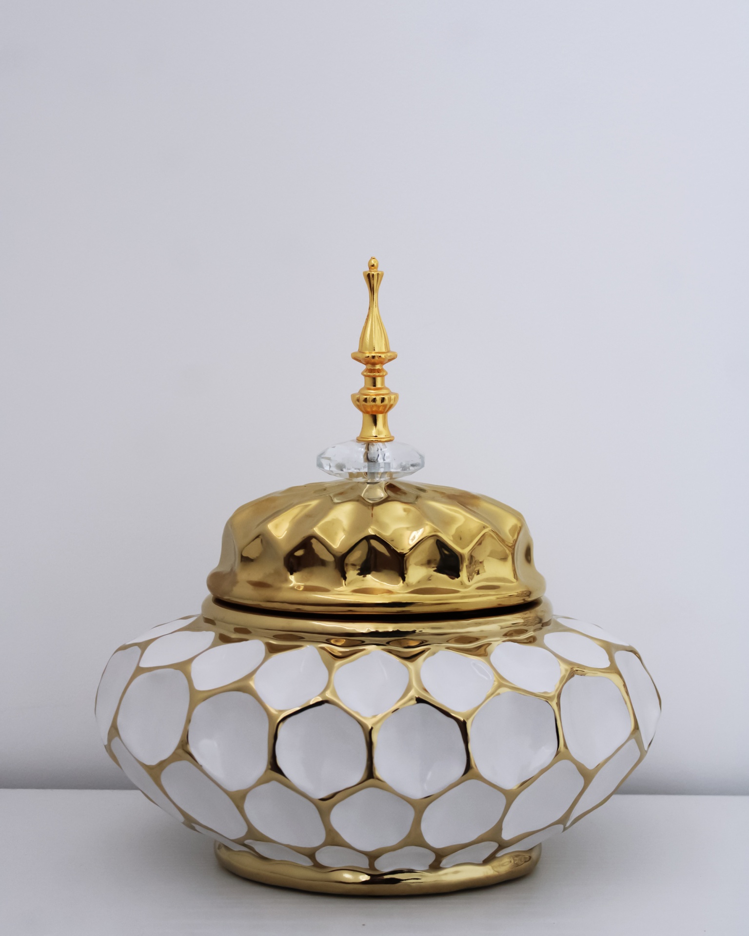 Potes branco e dourado com tampa