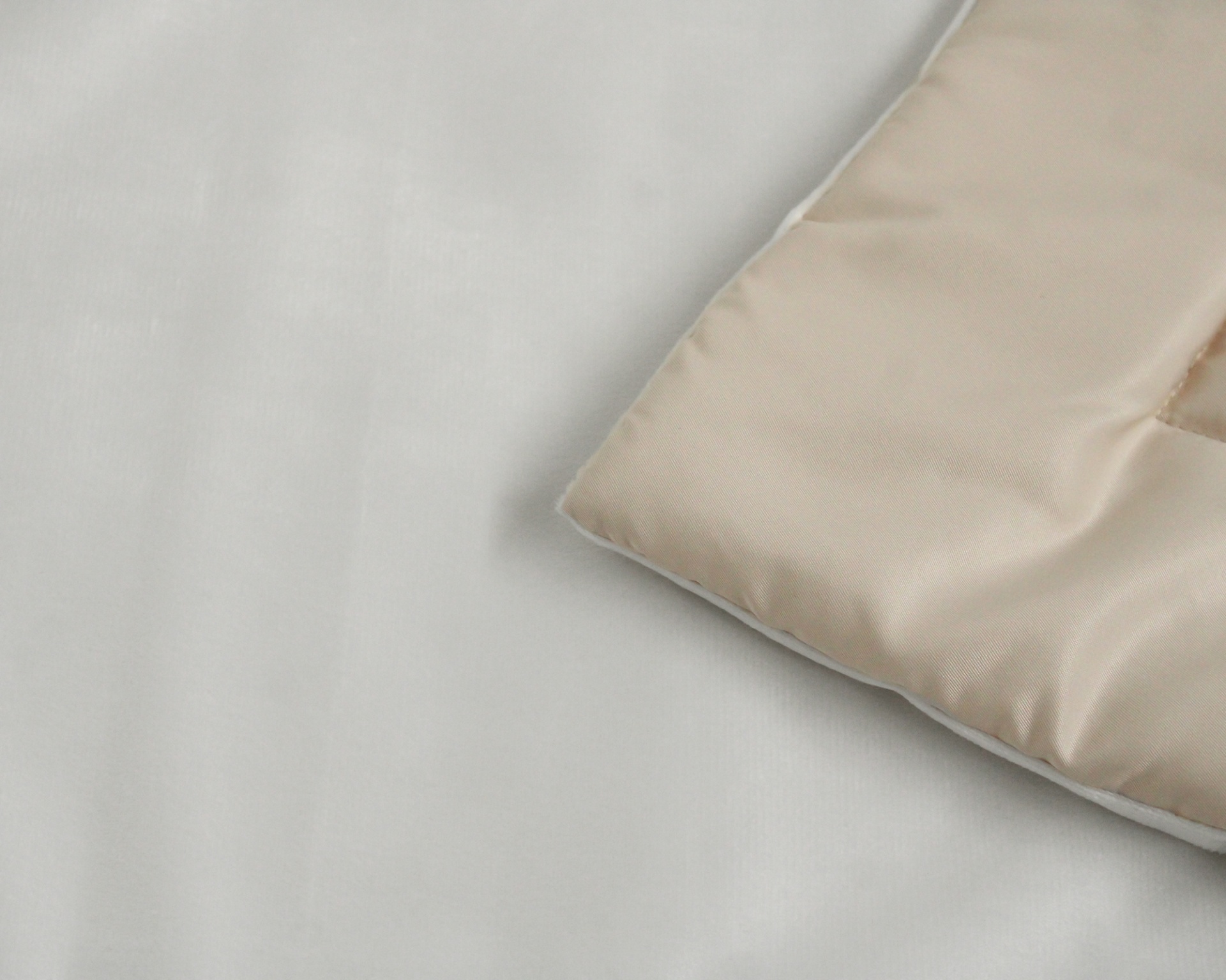 Almofada bege em superfície branca