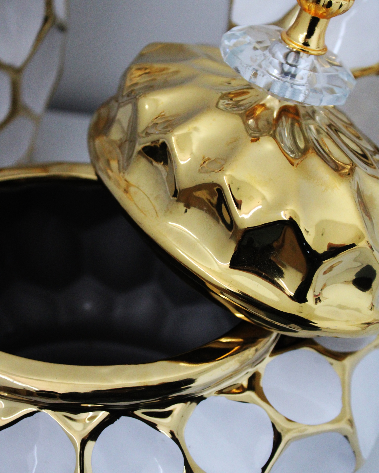 Potes branco e dourado com tampa