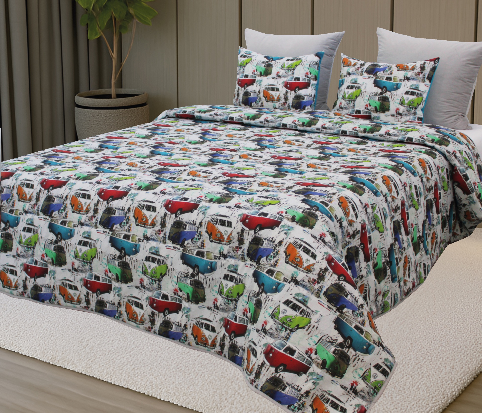 Colcha e almofadas com padrão de carrinhas coloridas num quarto moderno