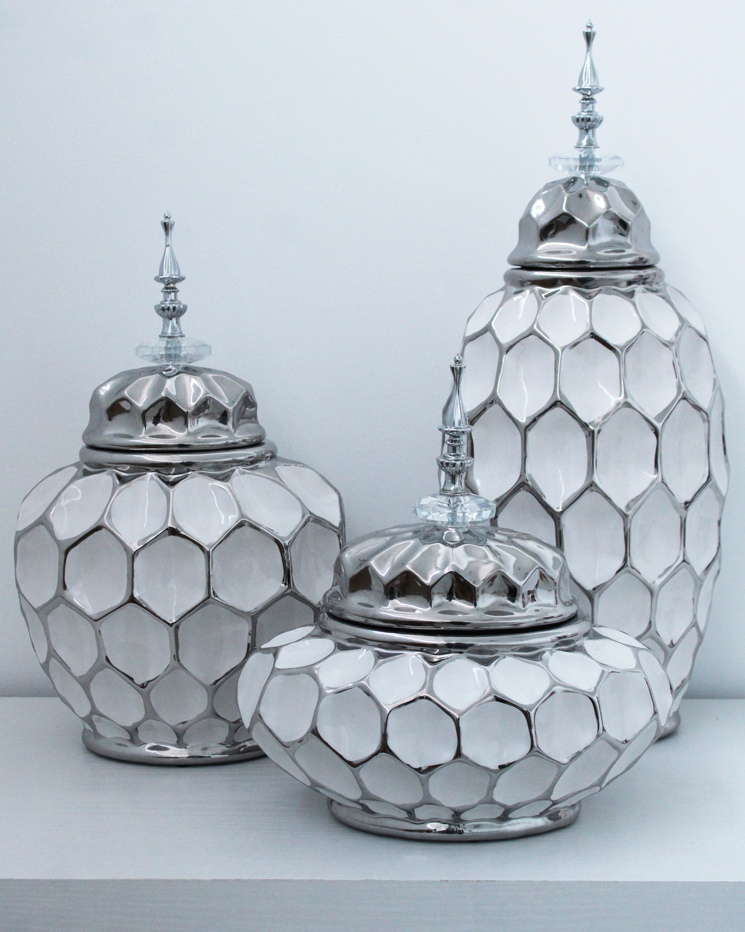 Potes branco e prateado com tampa