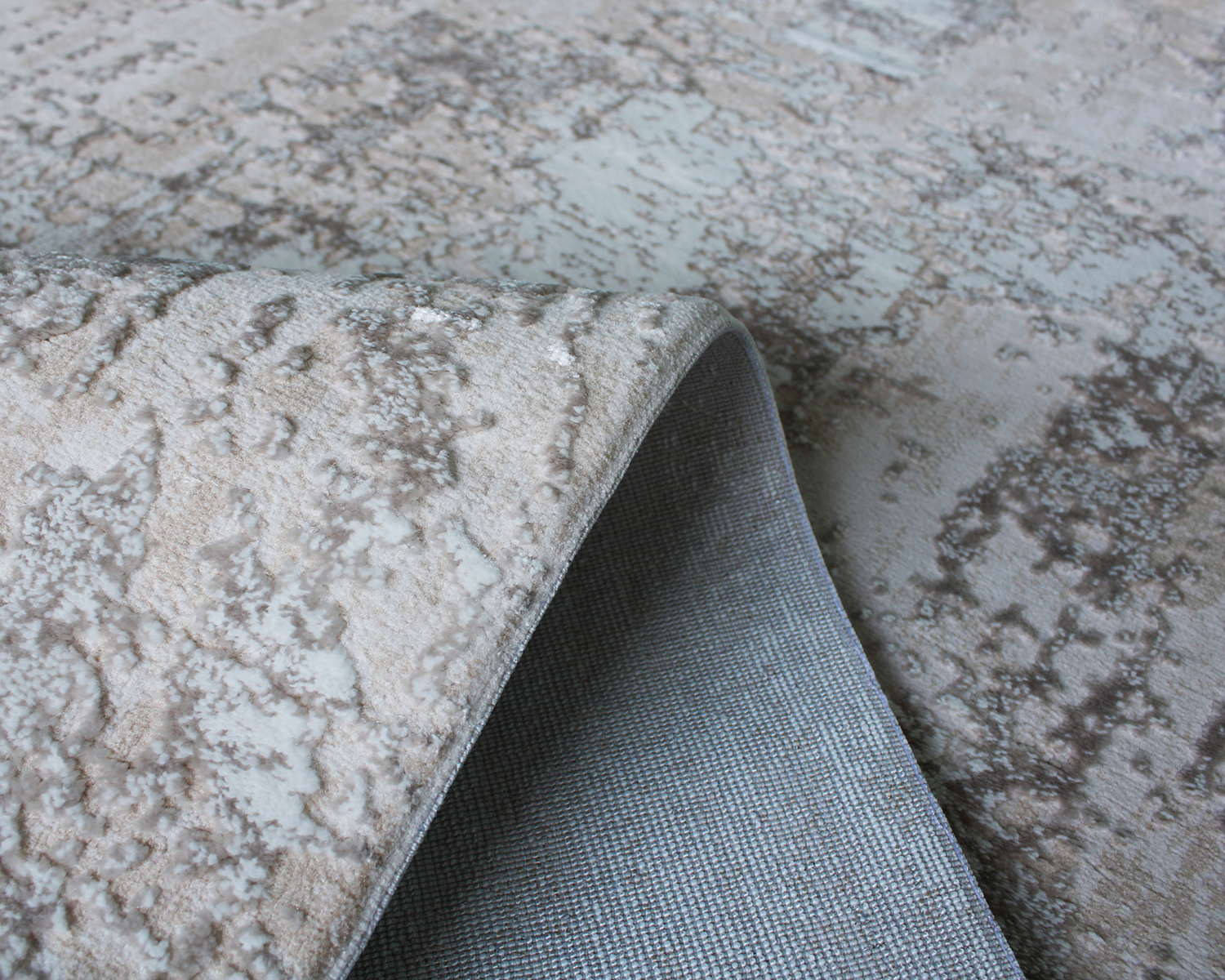 Tapete cinza claro com padrão abstrato e textura dobrado mostrando frente e verso