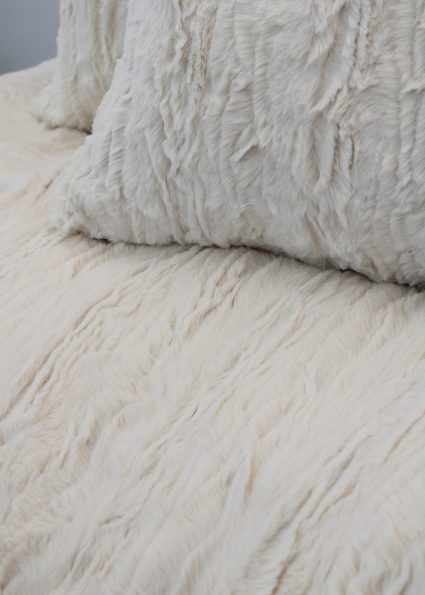 Almofadas e cobertor peludo branco creme com textura macia