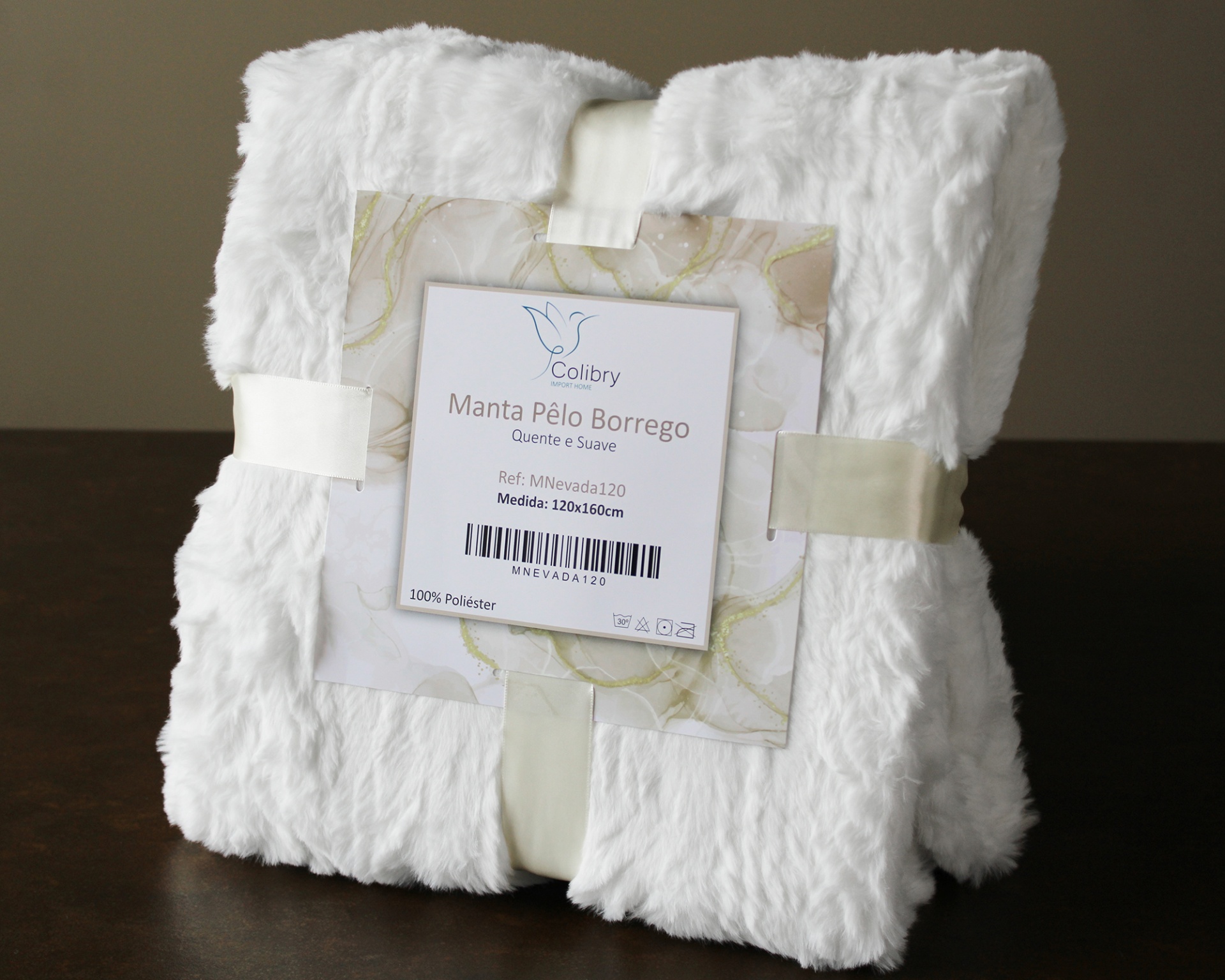 Manta branca de pelo sintético dobrada com etiqueta