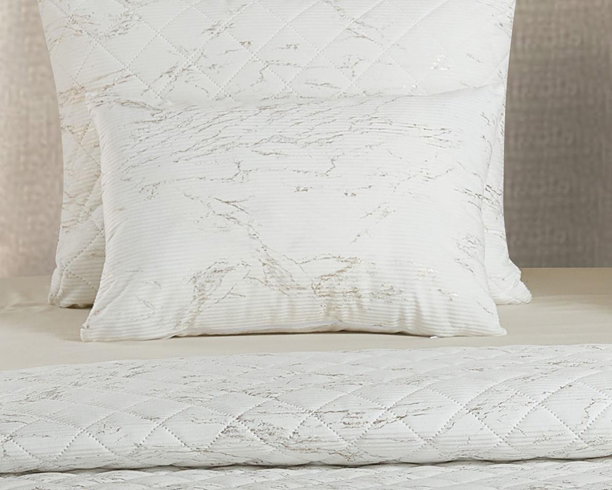 Almofadas e edredão branco com padrões bordados subtis cinza claro