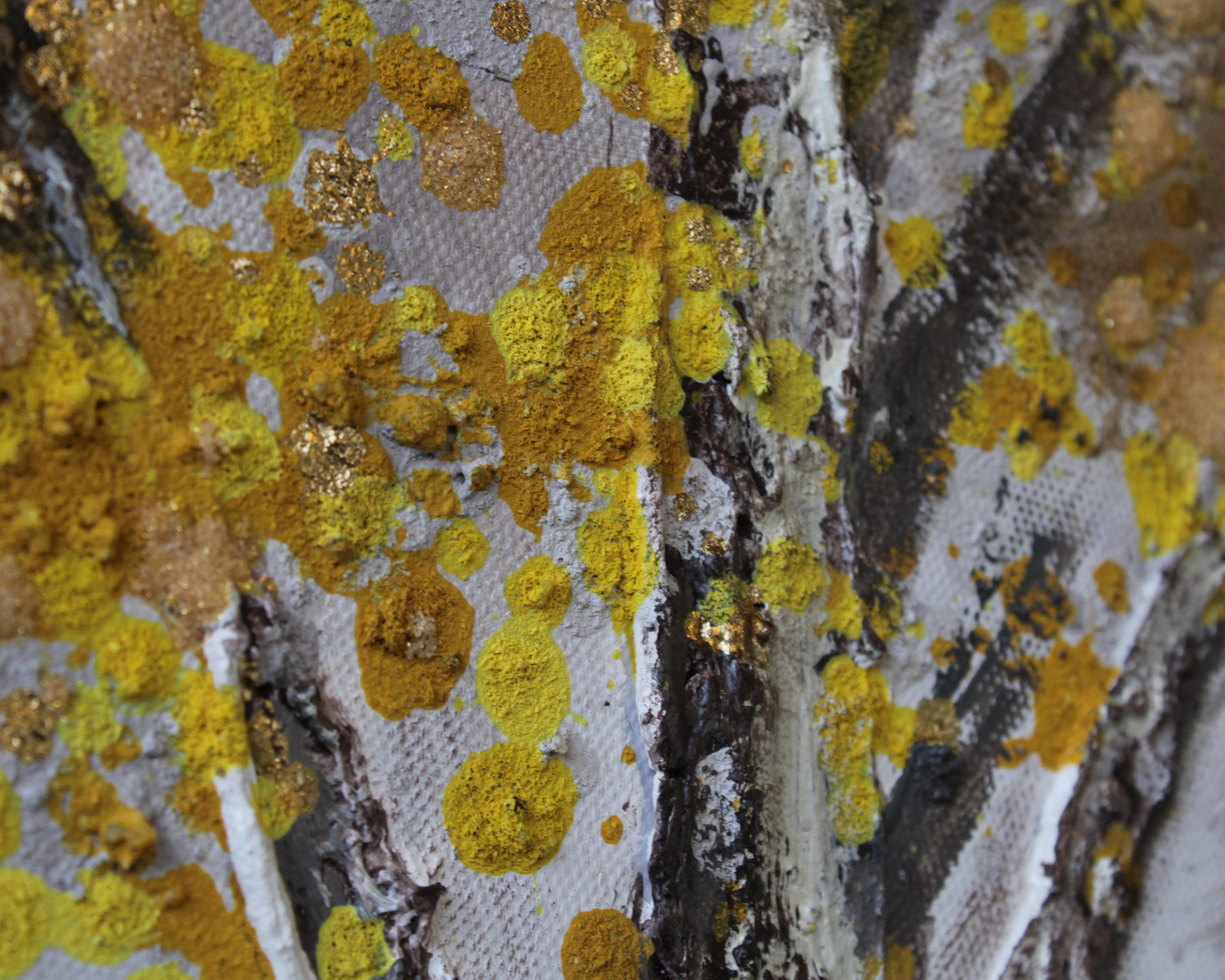 Superfície texturizada com manchas amarelas e padrões de troncos em preto e branco