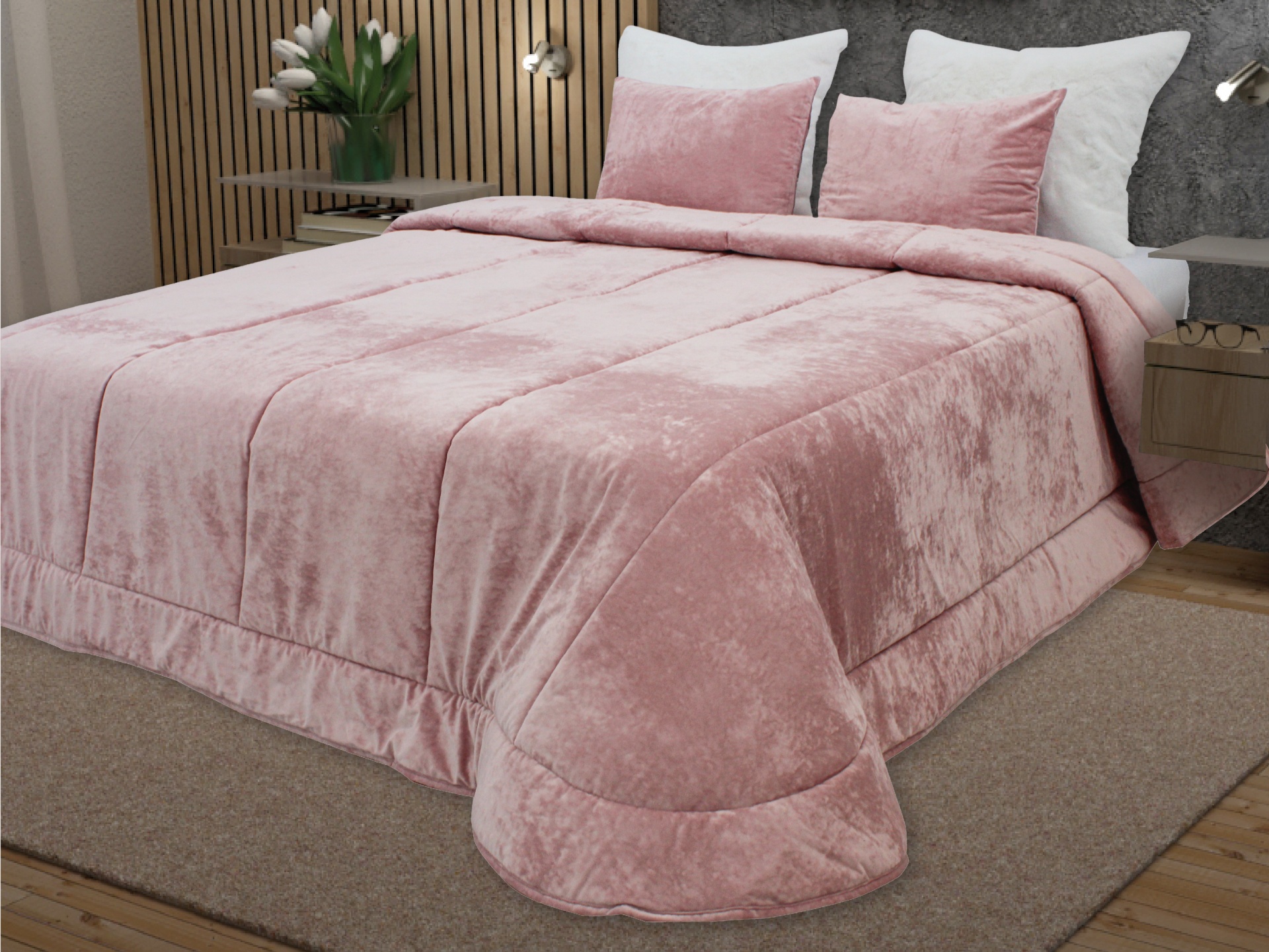 Edredão cor-de-rosa aveludado com almofadas na cama em quarto moderno
