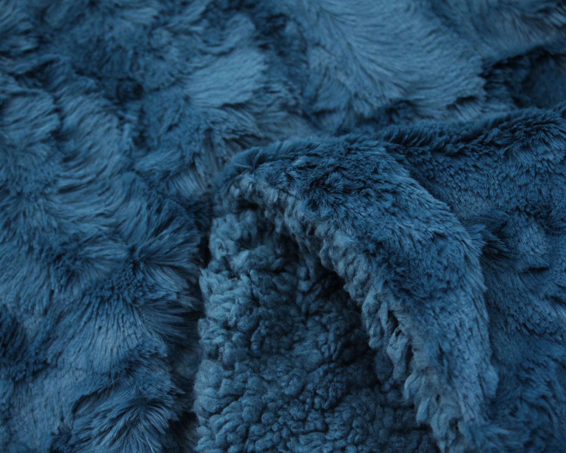 Close-up de tecido felpudo azul com textura macia.