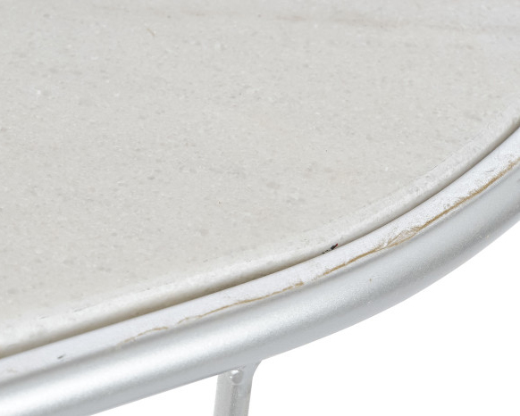 Mesa redonda com tampo de pedra branco e estrutura metálica branca