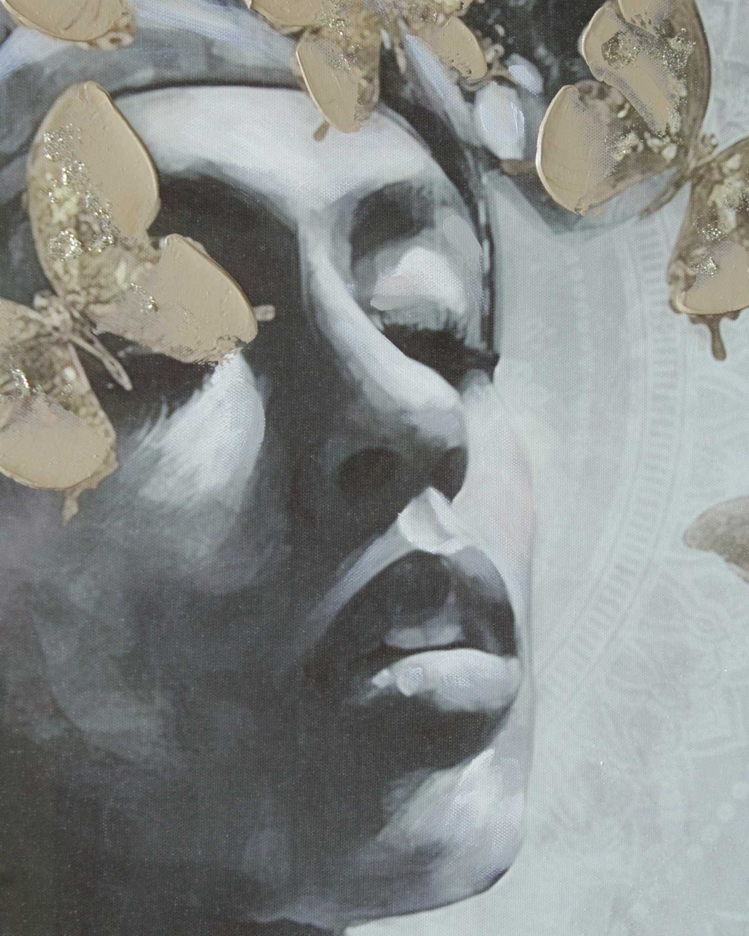 Pintura artística de rosto feminino em perfil com borboletas douradas 3D