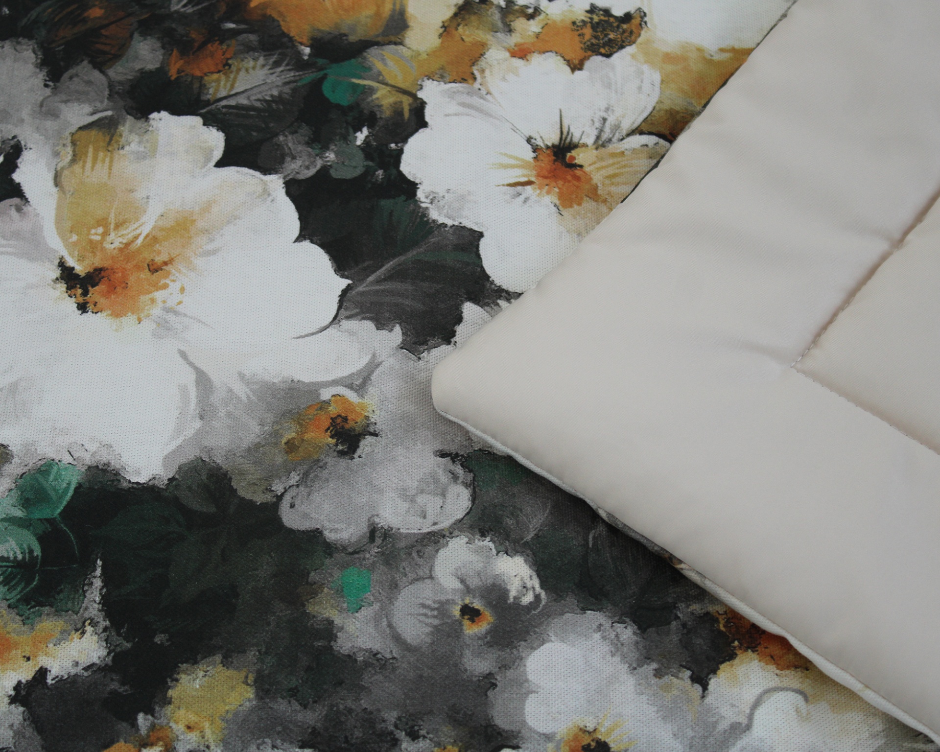 Pano floral com almofada acolchoada creme