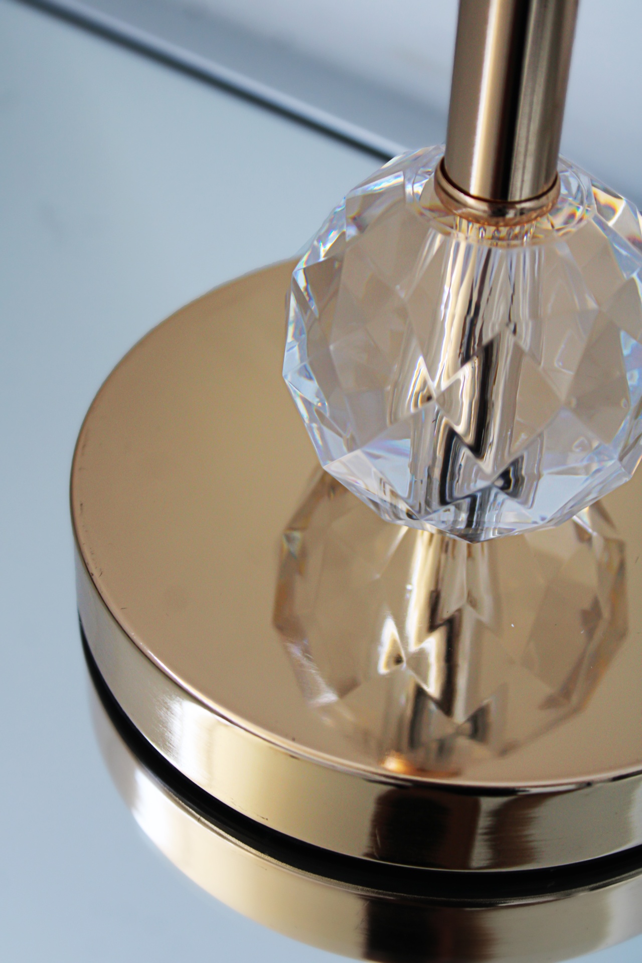 Base de candeeiro dourada com esfera de vidro facetada