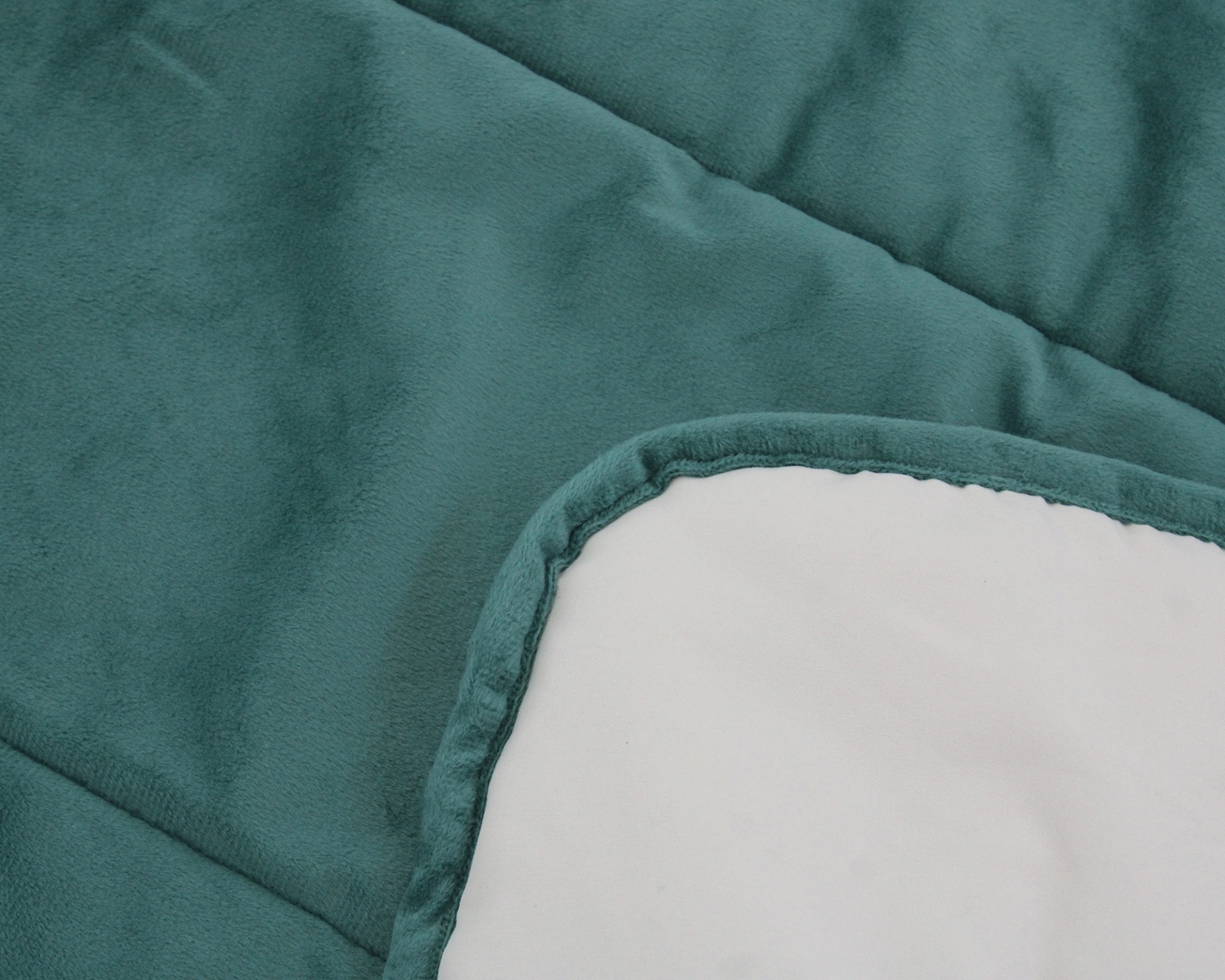 Cobertor verde azulado e branco com acabamento macio