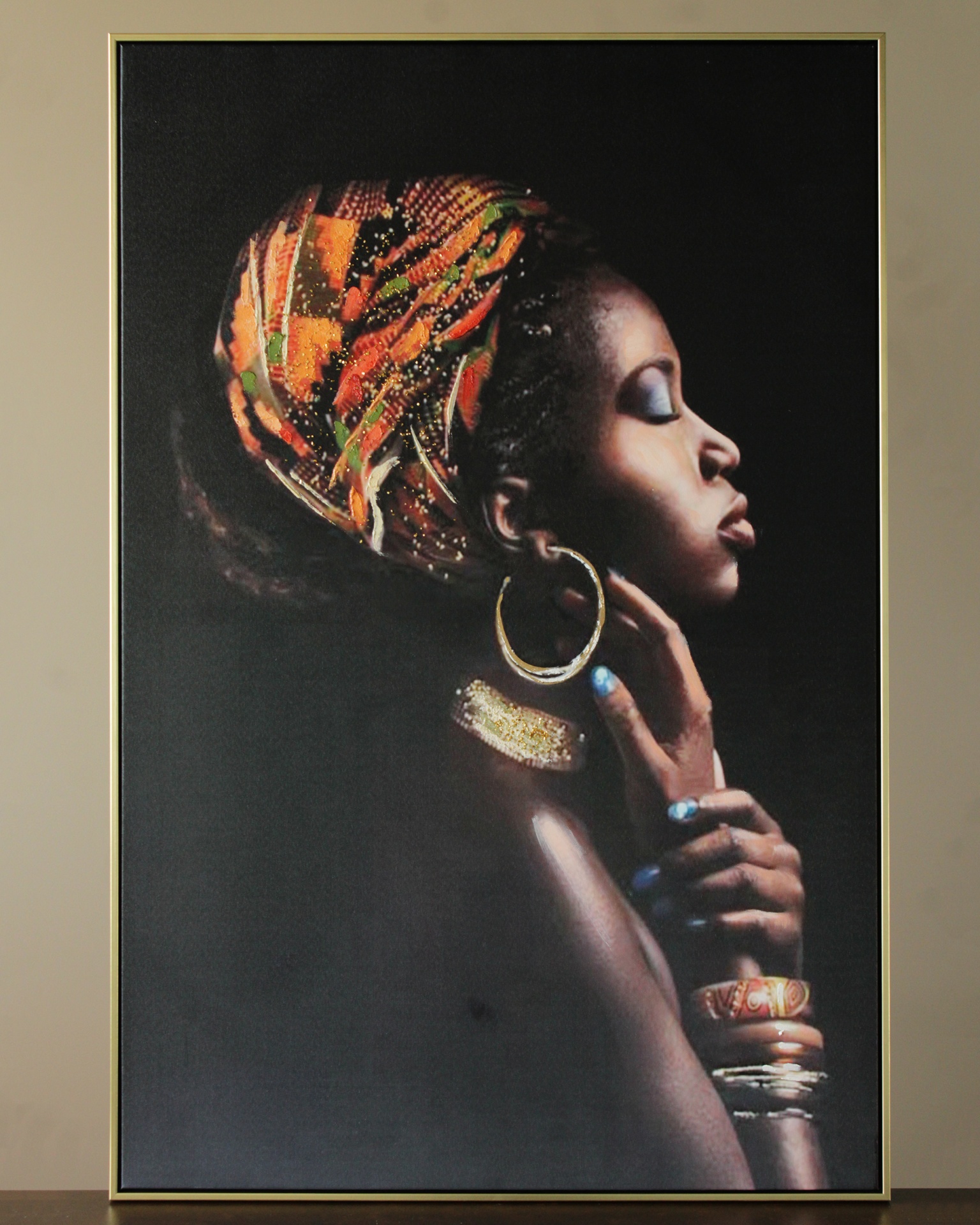 Quadro decorativo com mulher de perfil e lenço colorido na cabeça