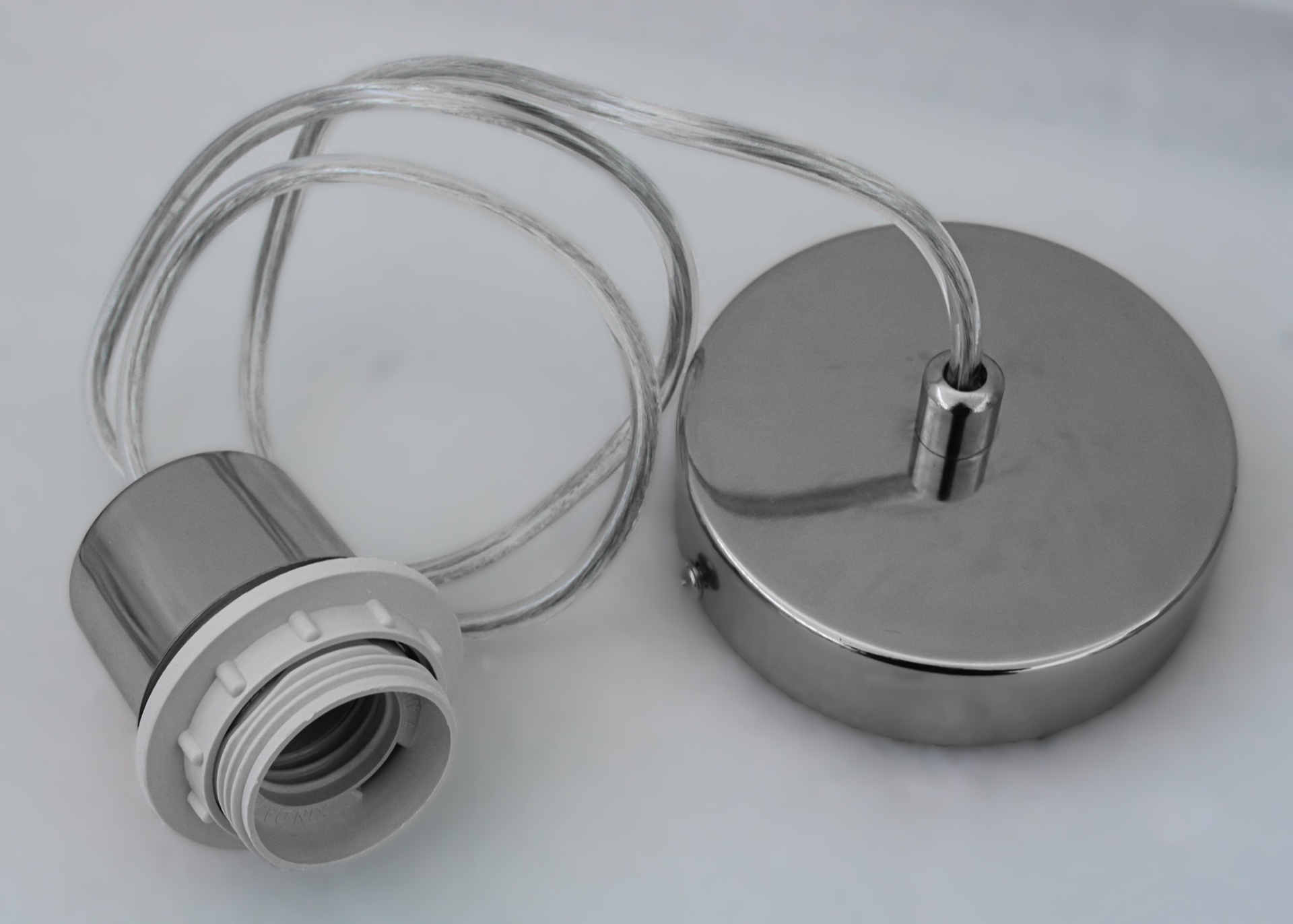 Luminária pendente com suporte cromado e cabo transparente