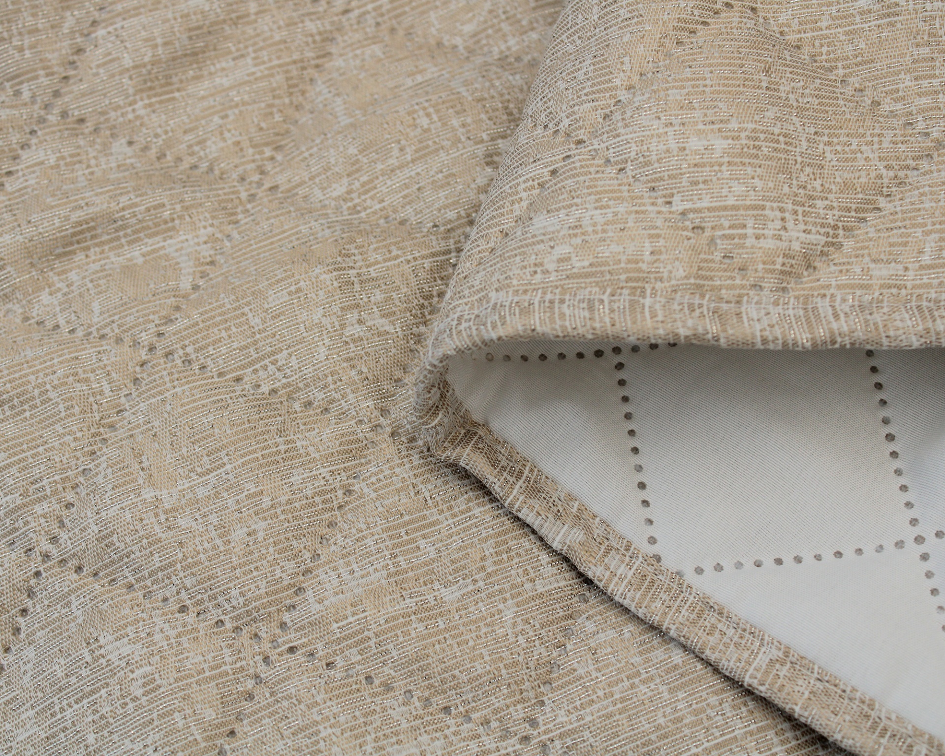 Tecido bege com padrão geométrico em relevo com interior branco e padrão de quadrados