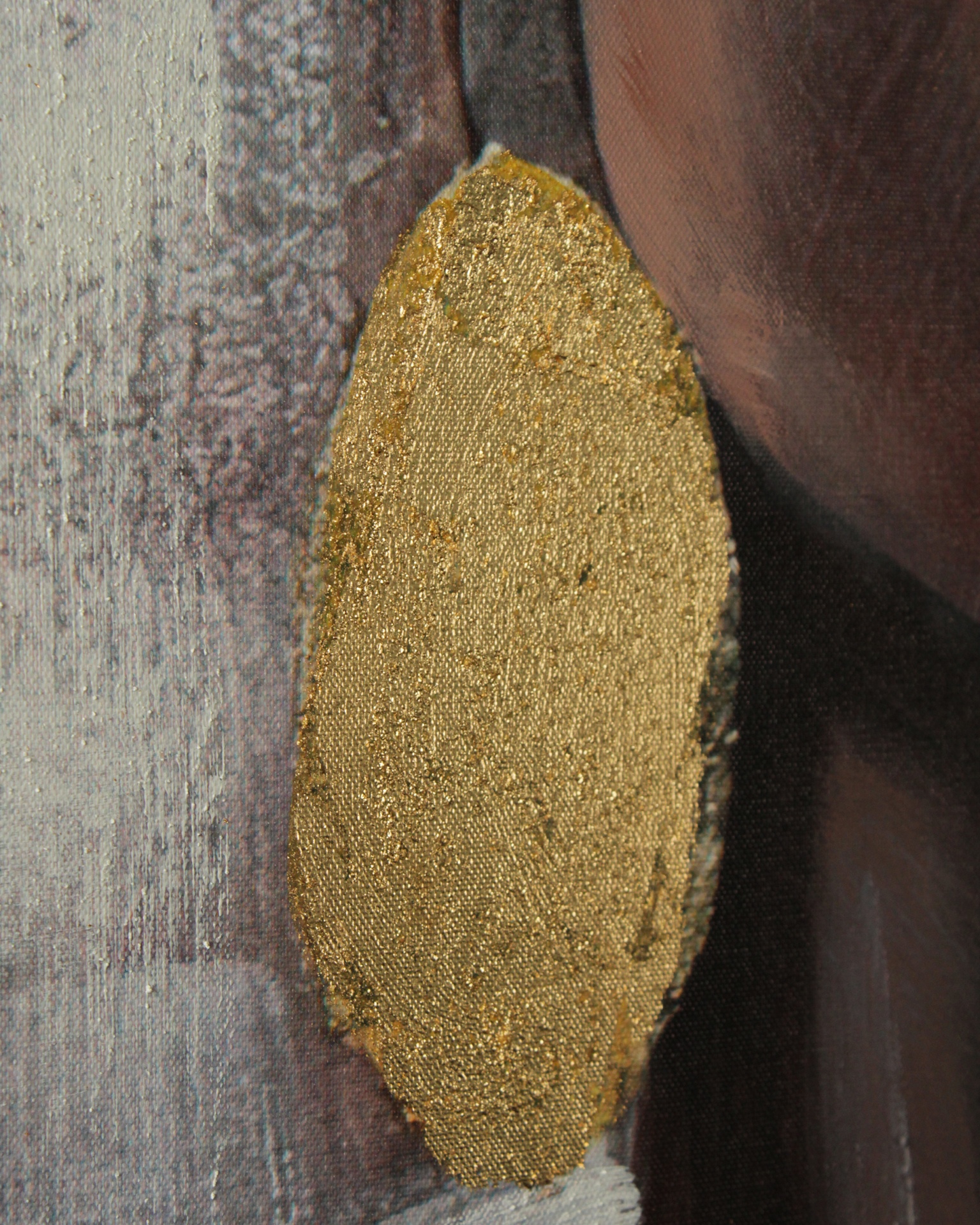 Detalhe de pintura com oval dourado texturizado e fundo cinzento e castanho escuro