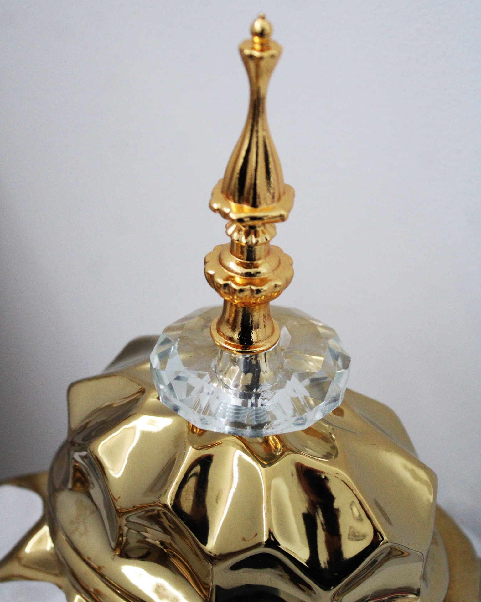 Potes branco e dourado com tampa