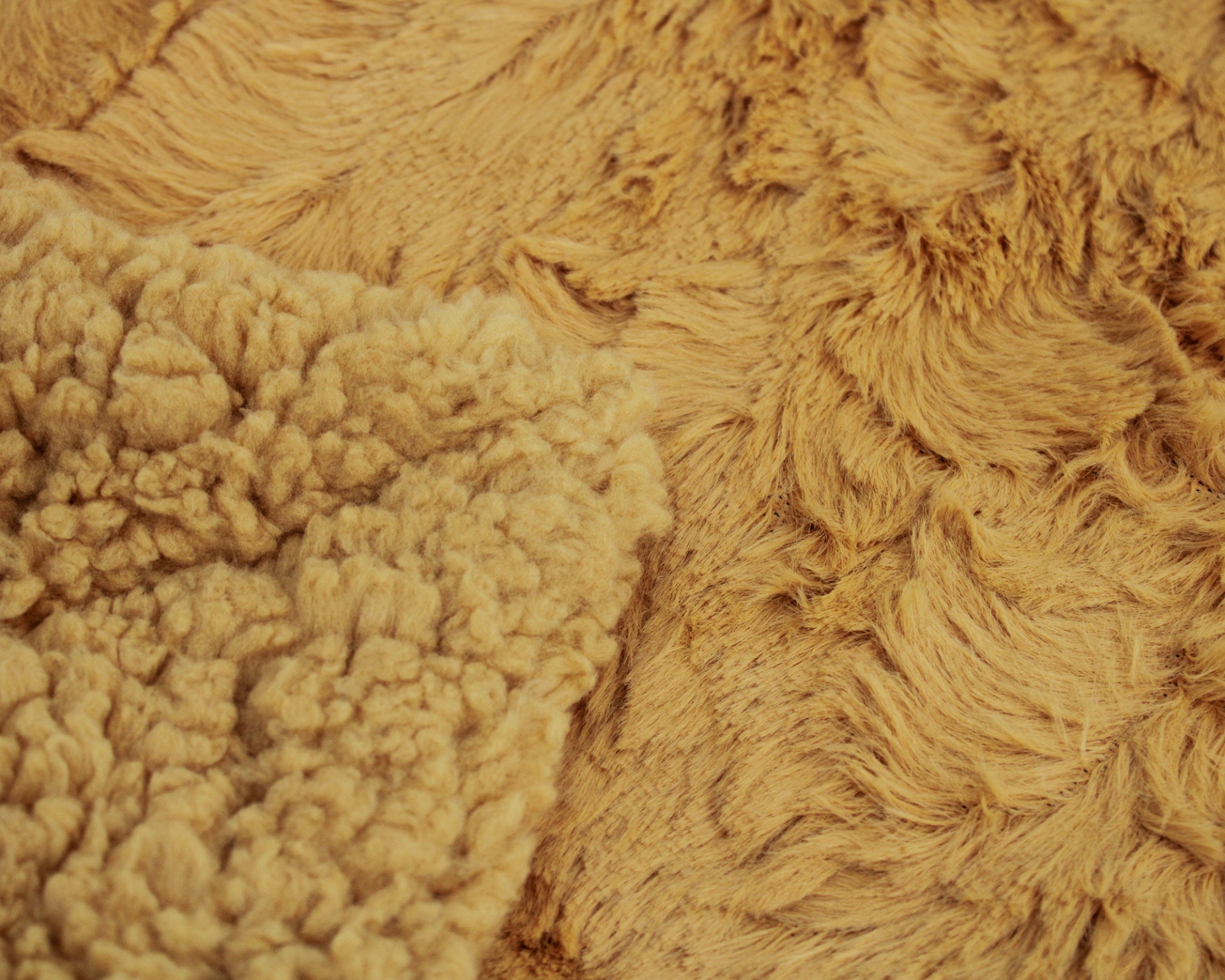 tecidos felpudos bege claro e castanho com textura ondulada e rizada