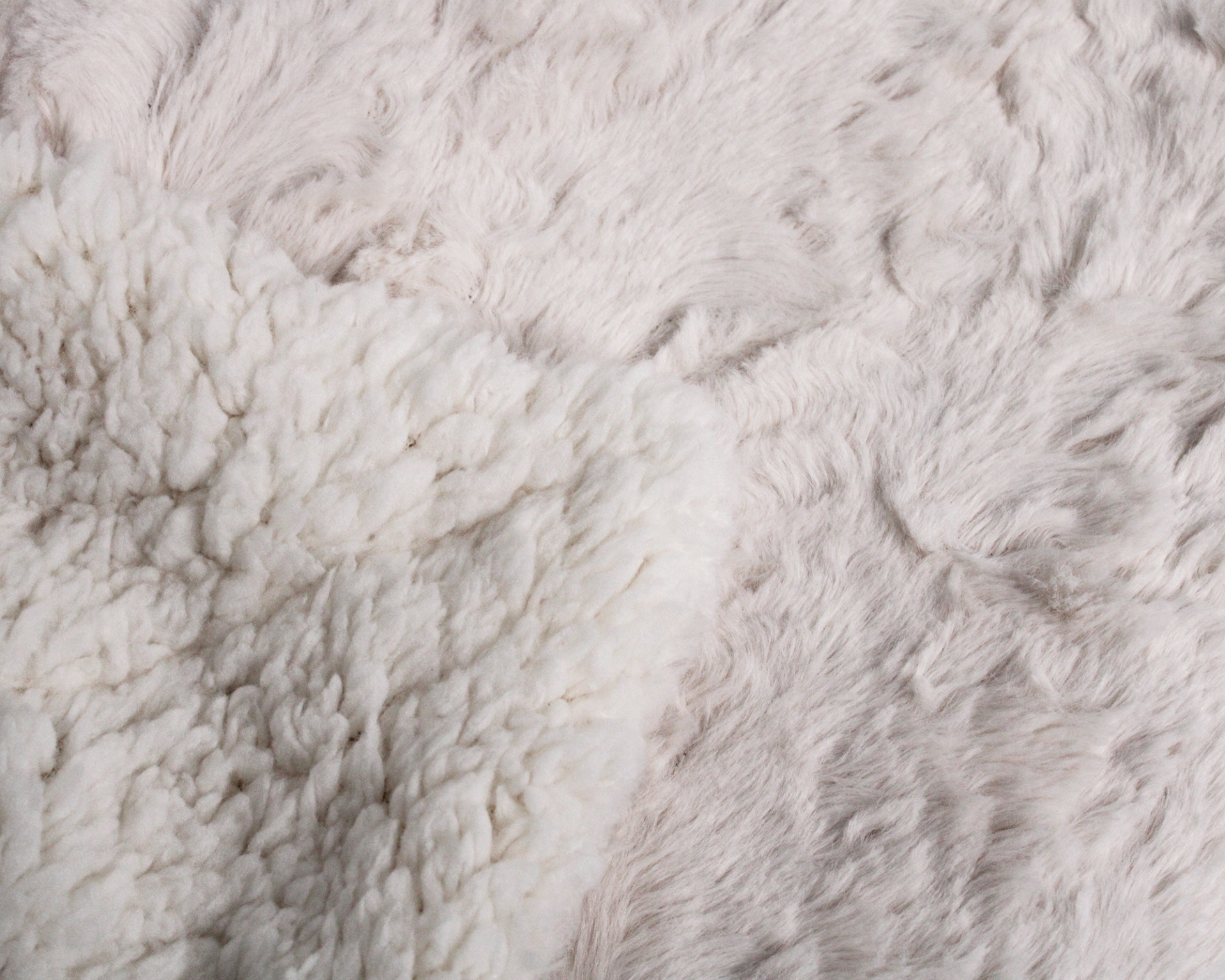 Têxtil branco com duas texturas diferentes de pelo sintético