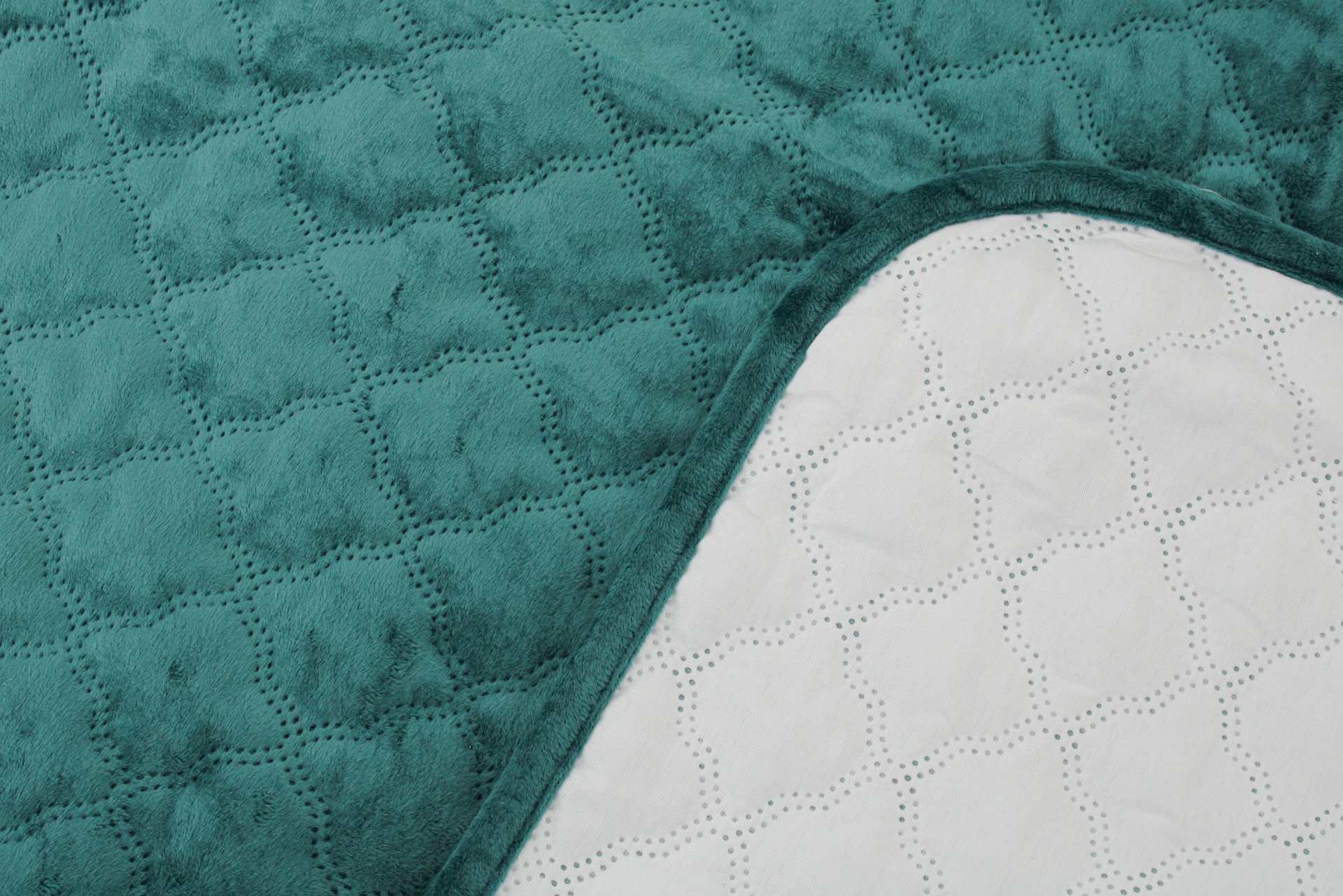 tecido acolchoado verde escuro e branco com padrão floral e textura macia