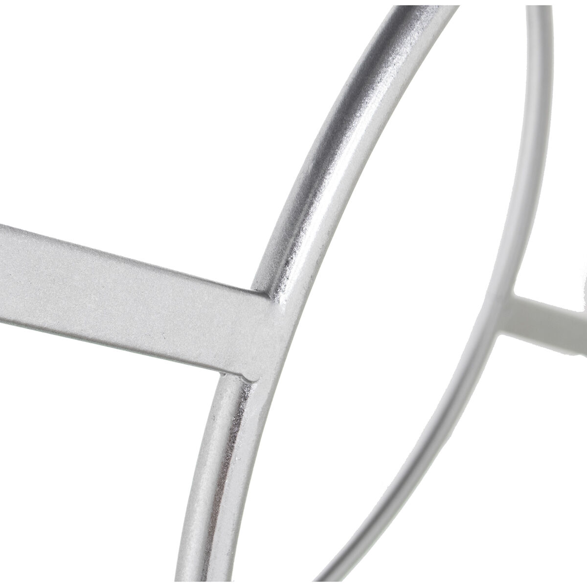 close-up de estrutura metálica prateada curva e reta