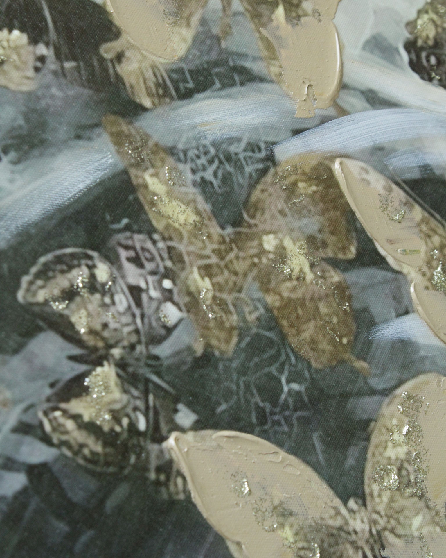 Tela decorativa com padrão de borboletas e folhas texturizadas em tons cinza e dourado