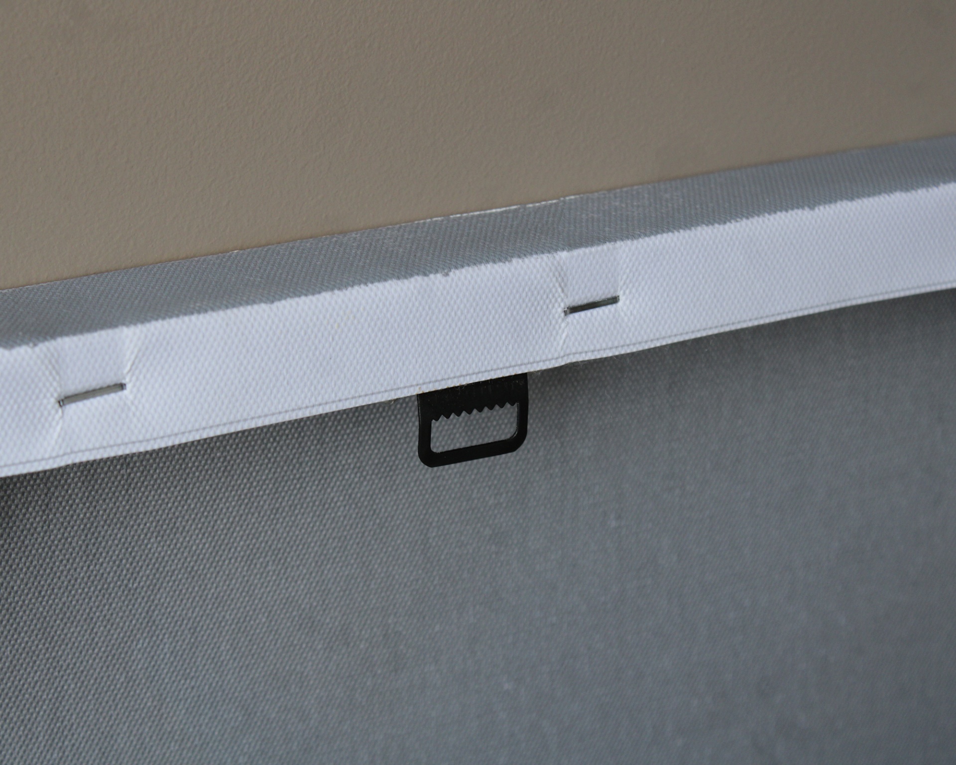 Tela azul com folhas tropicais