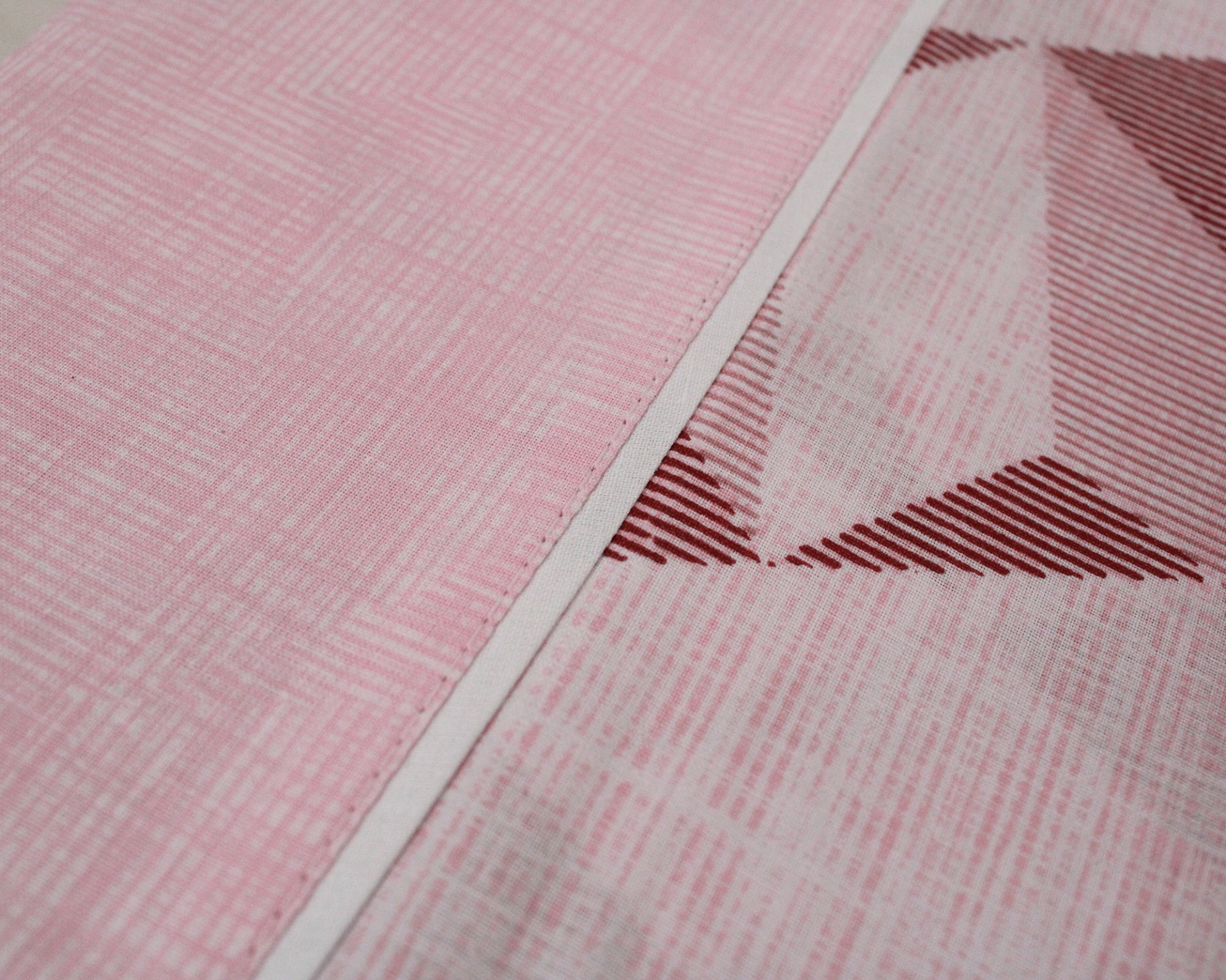 tecido rosa claro com padrão texturizado e geométrico