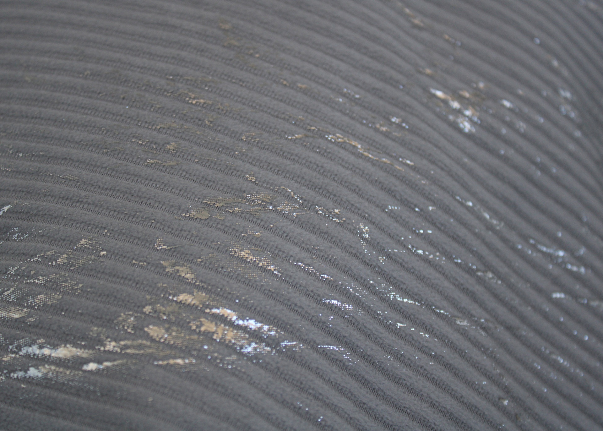 Textura cinzenta ondulada com marcas brilhantes