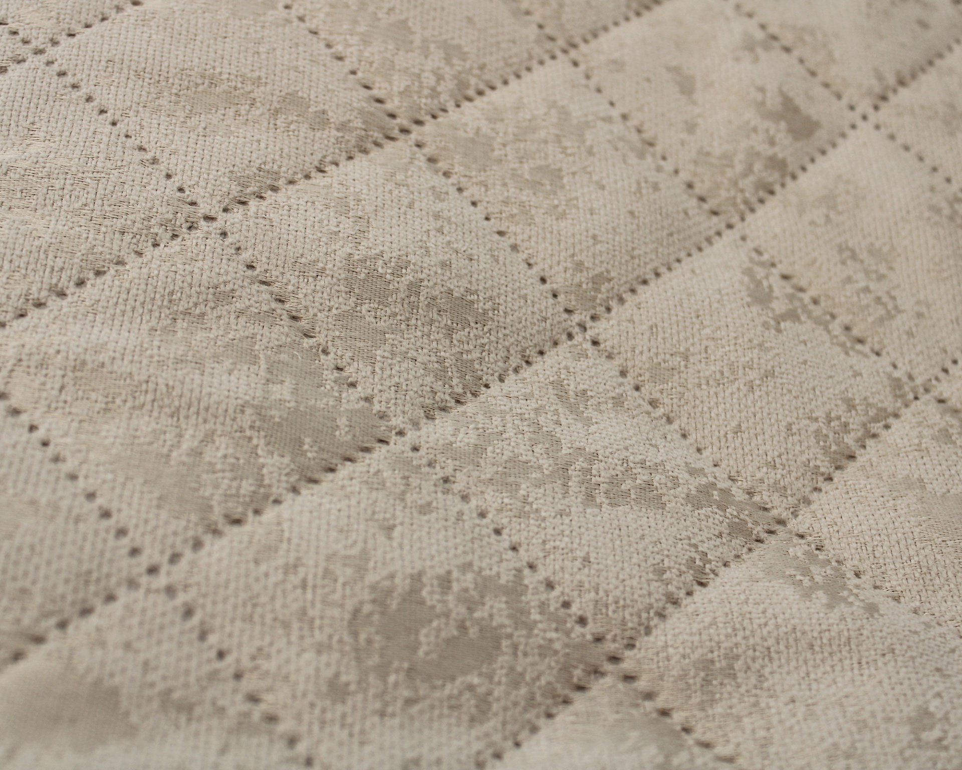 Tecido bege com padrão floral em relevo e riscas verticais