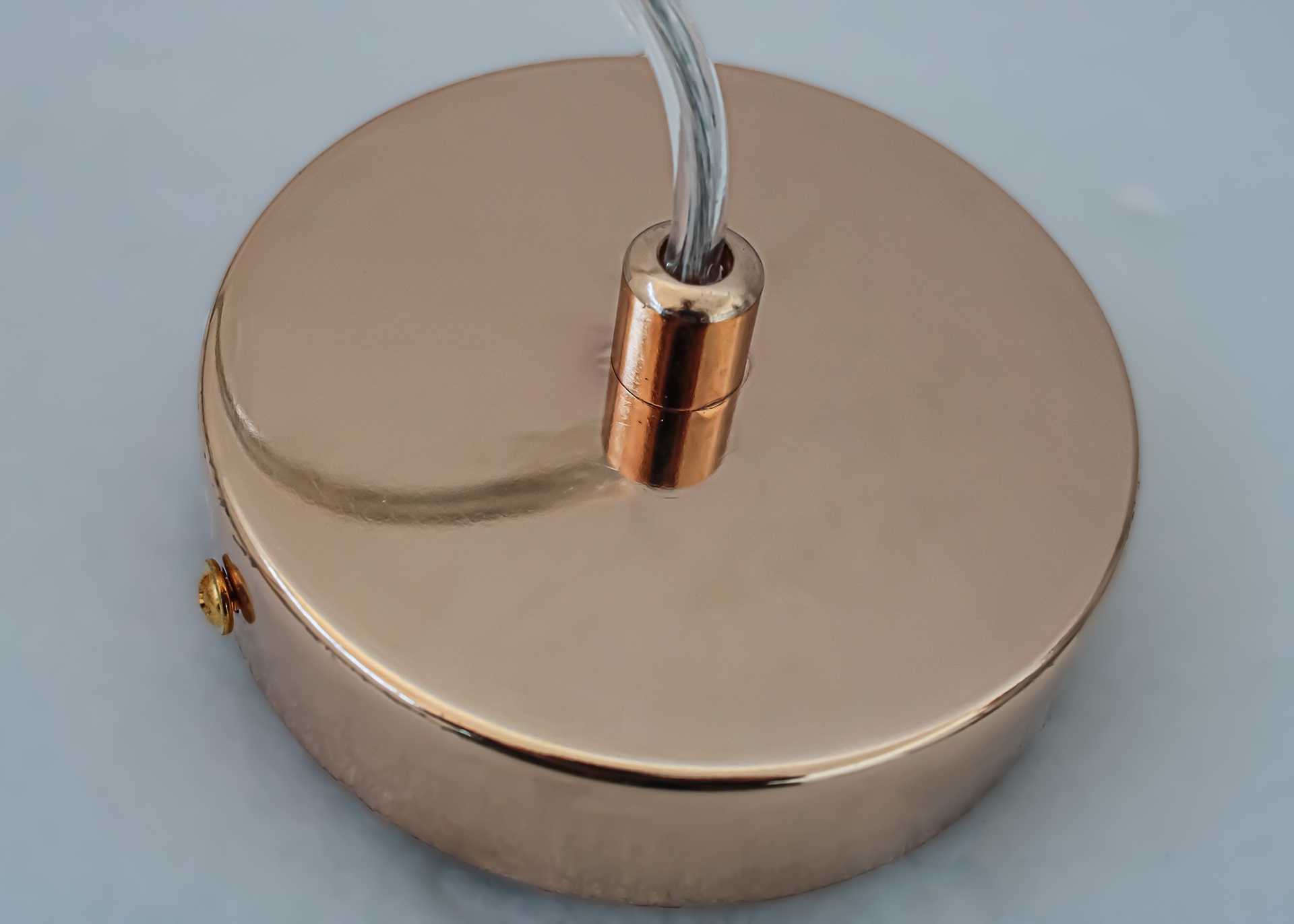 Base metálica redonda cor cobre com cabo transparente