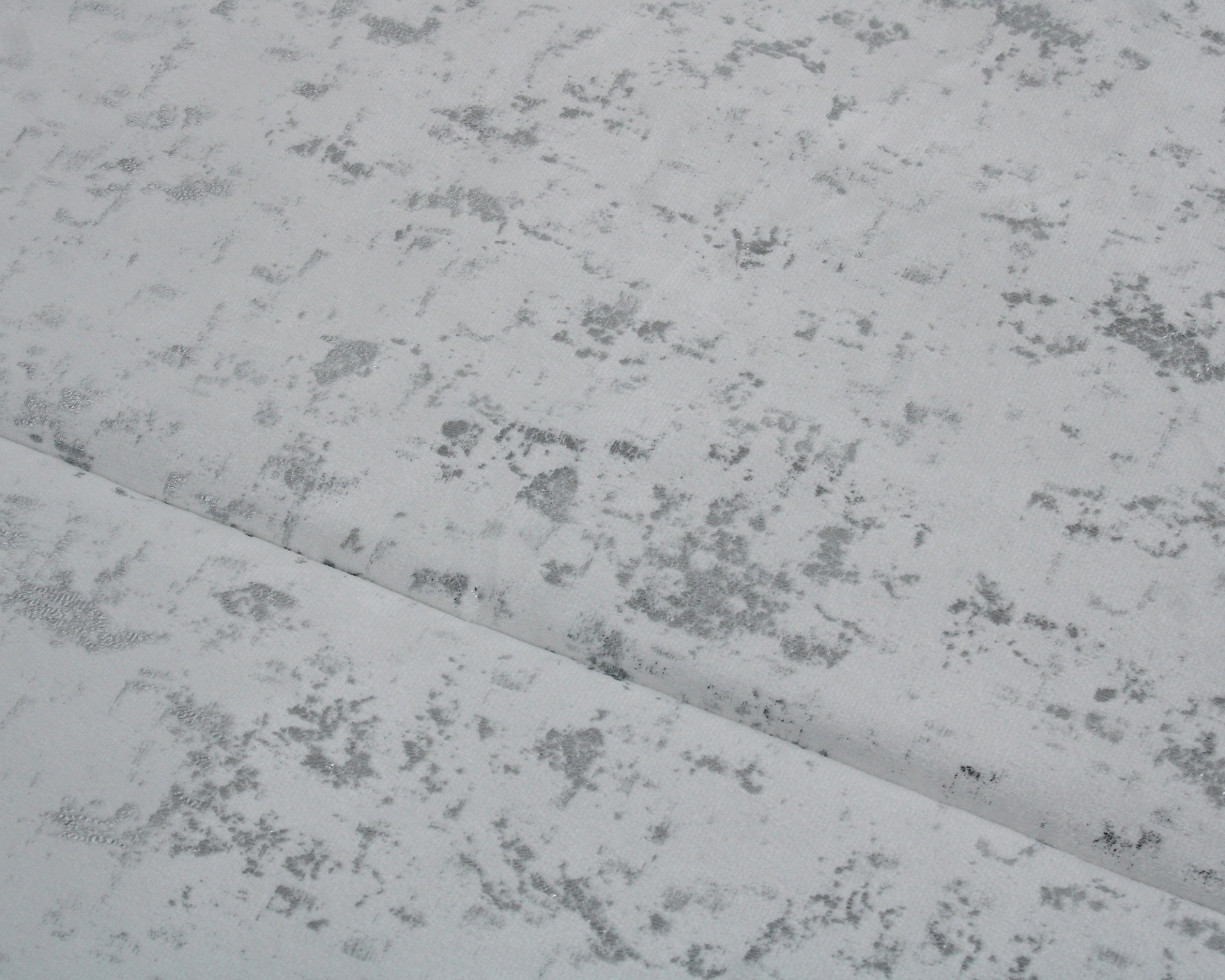 Tecido branco com padrão prateado irregular e textura brilhante