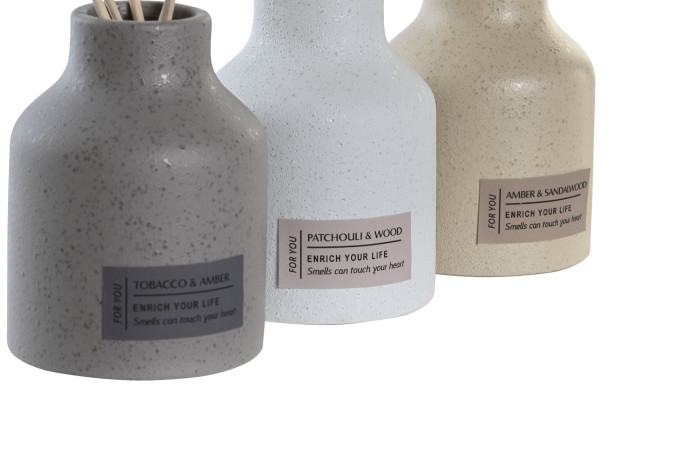 Frascos decorativos em cerâmica com difusores de aromas em três cores diferentes e etiquetas com nomes dos aromas