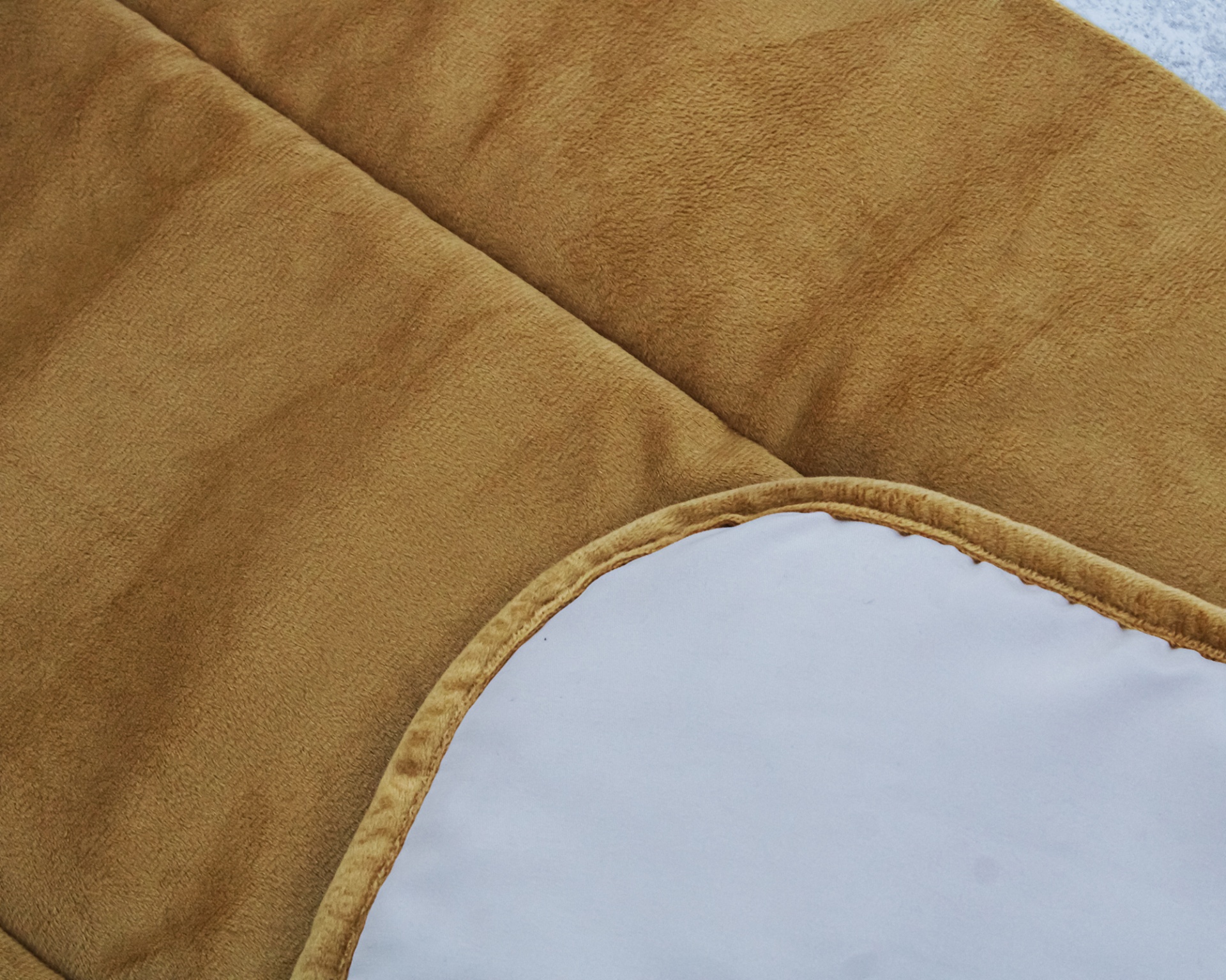 Tecido amarelo mostarda aveludado com canto branco