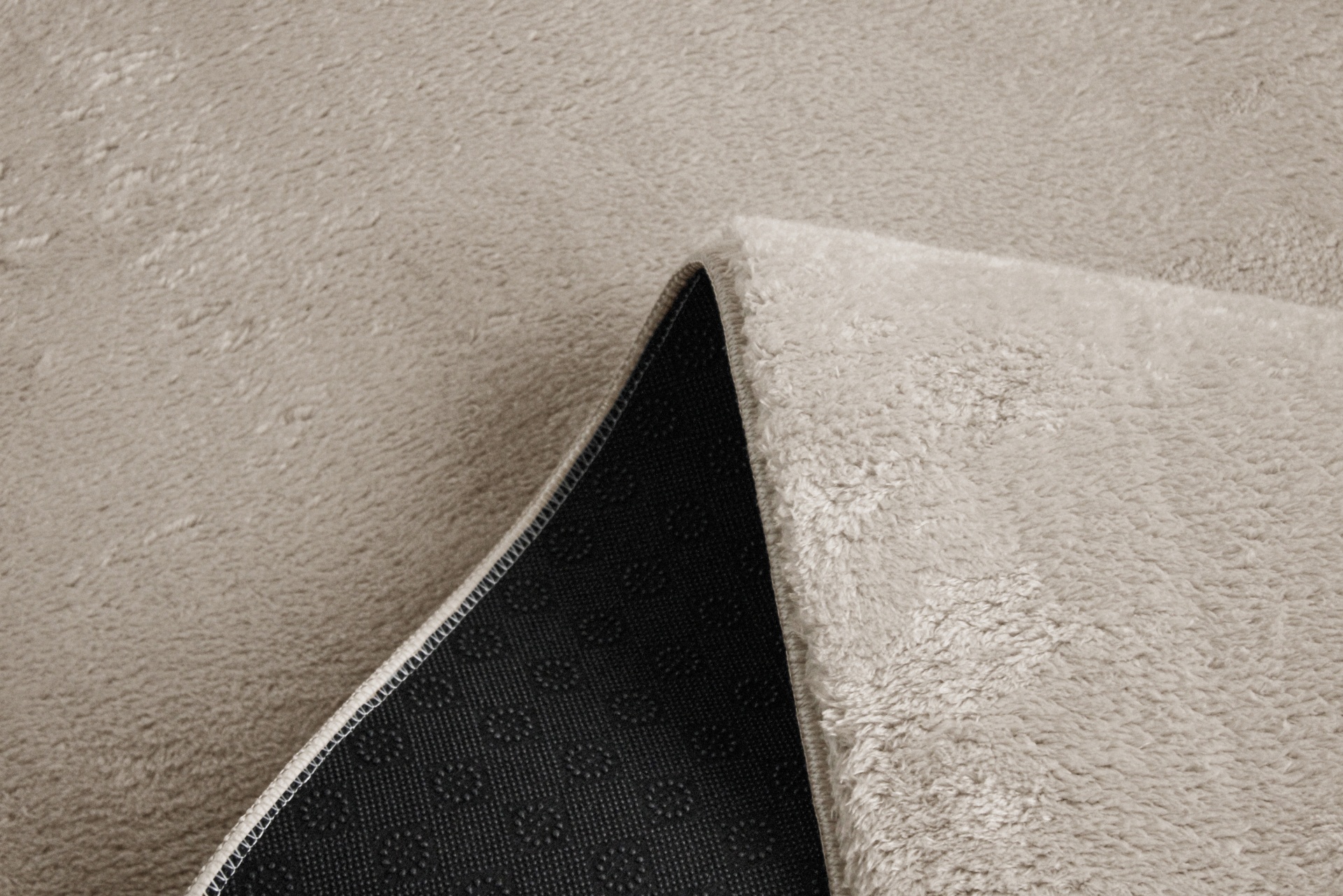 Tapete cinza claro com verso preto antiderrapante