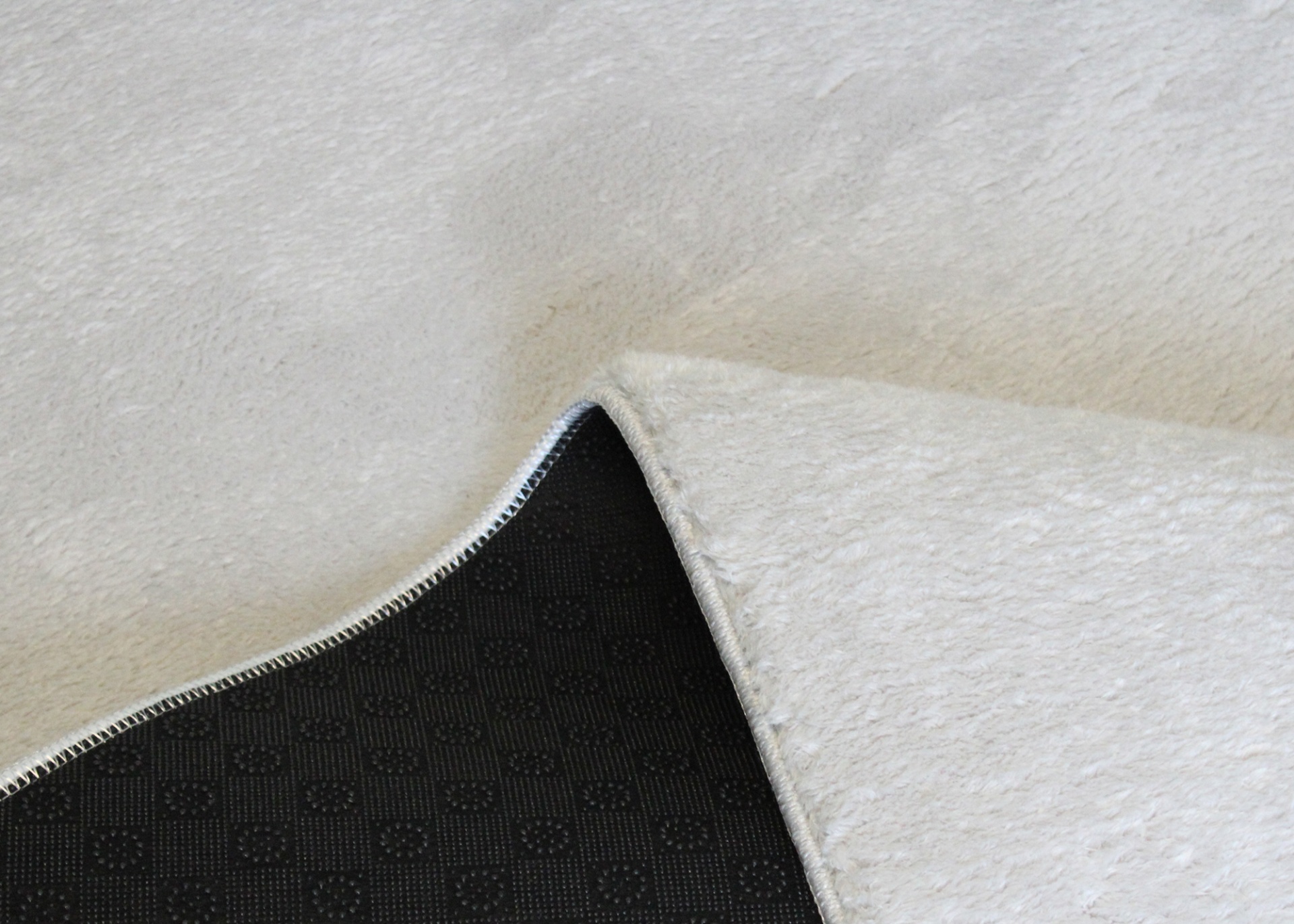 Tapete ou manta branco felpudo com verso preto antiderrapante