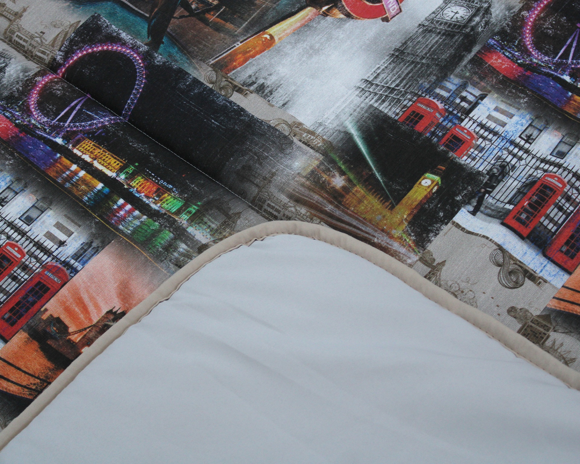 Cobertor com padrão urbano colorido e verso branco com borda bege