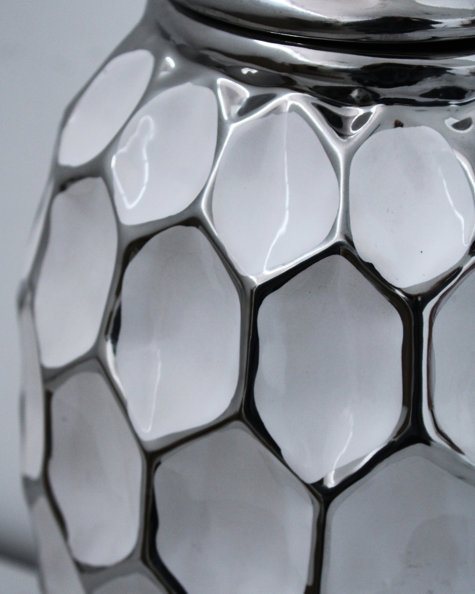 Potes branco e prateado com tampa