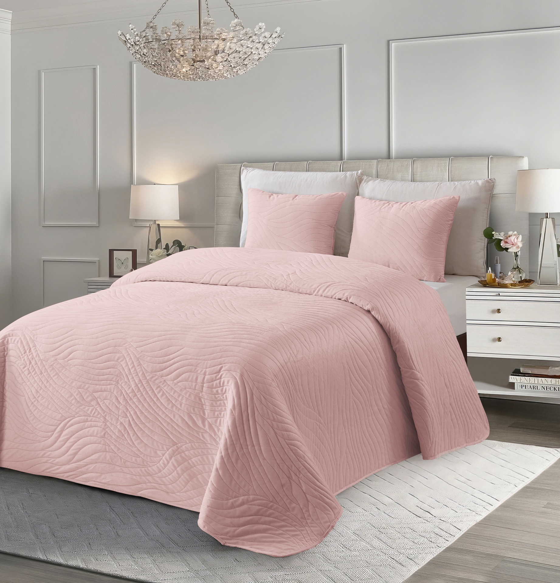 Colcha de cama rosa com textura acolchoada em quarto decorado