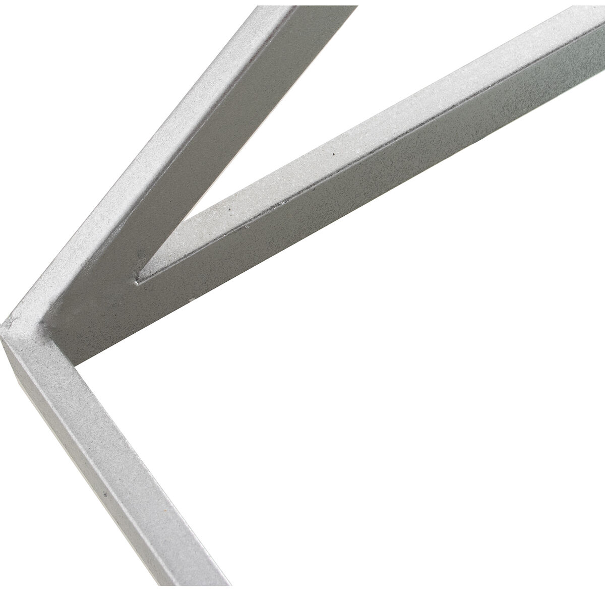 Estrutura metálica branca com ângulos retos.