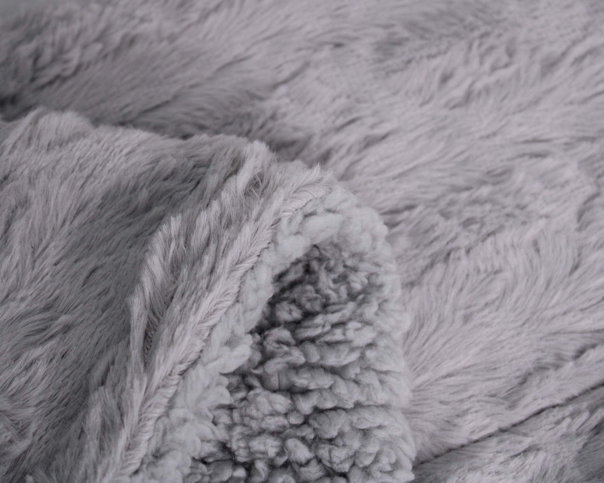 Manta cinzenta felpuda com interior texturizado