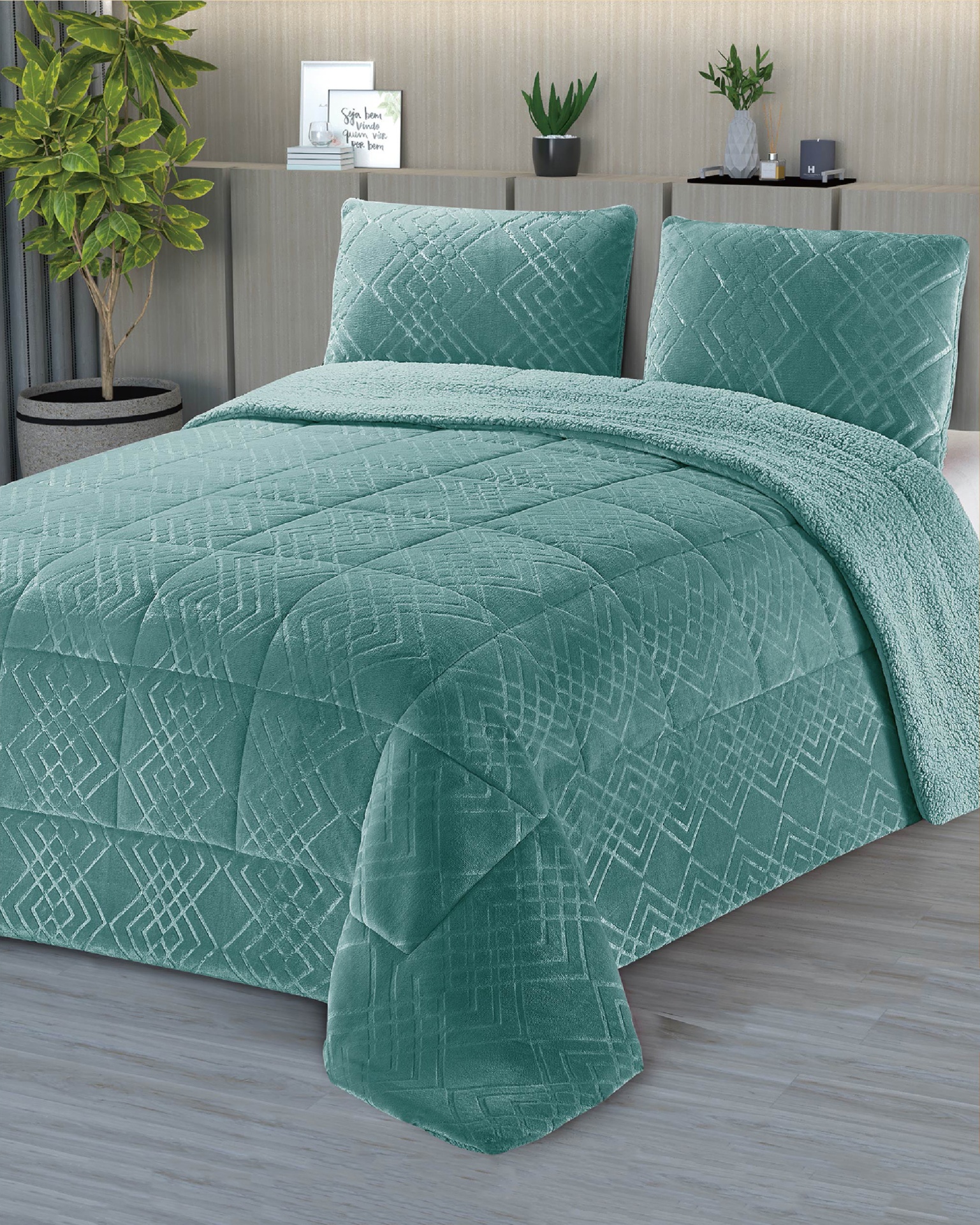 Cama com edredão e almofadas verde-água em tecido felpudo com padrão geométrico
