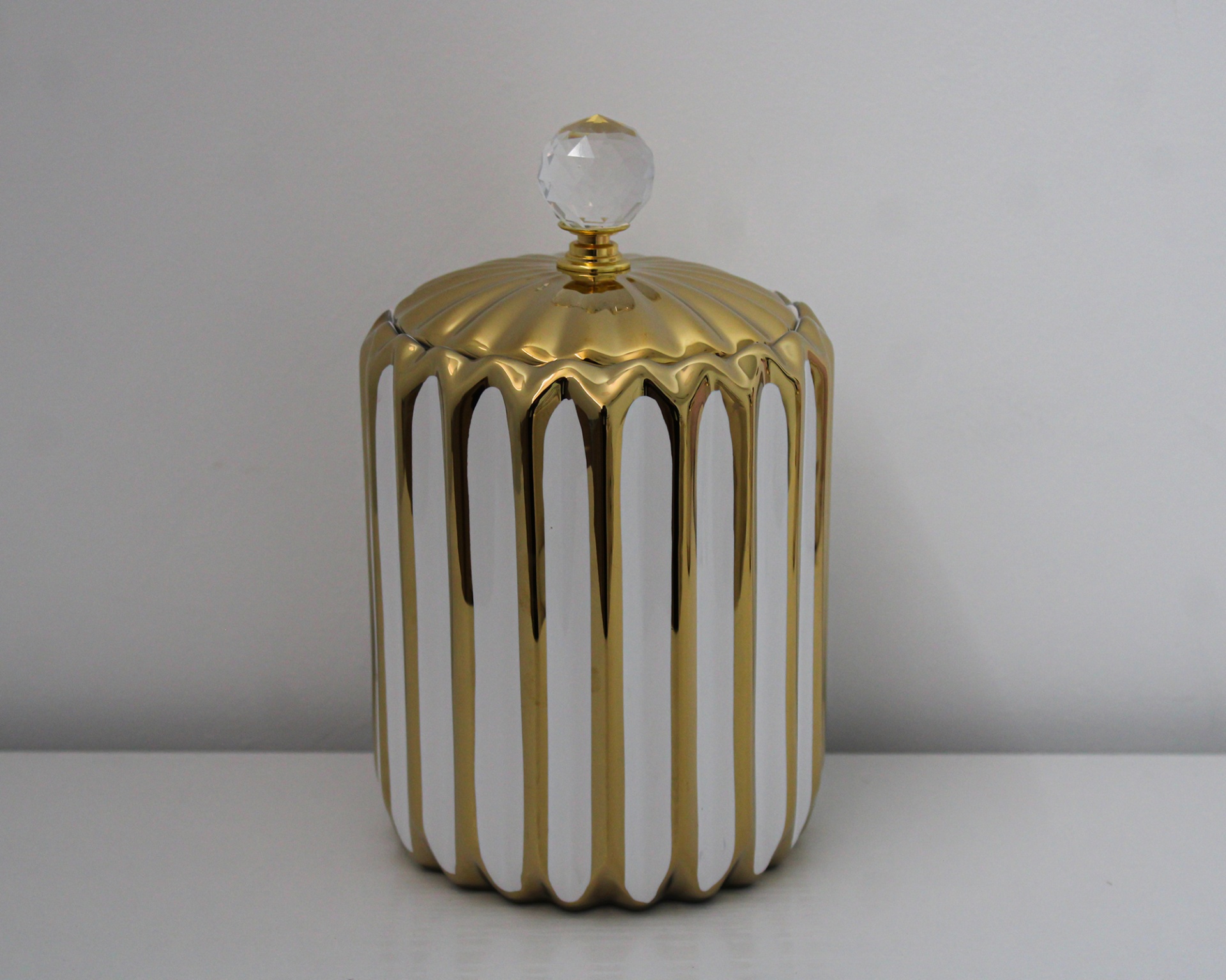 Potes Decorativos com tampa dourada e "cristal"